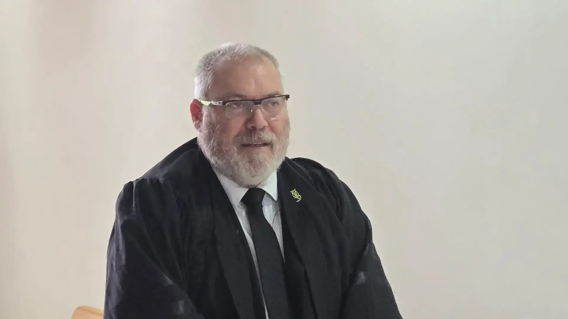 עו"ד גונן בן יצחק, הקראת כתב אישום זורקי נורים לביתו של רה"מ, בית משפט מחוזי חיפה ,31 בדצמבר 2024 עו"ד גונן בן יצחק, הקראת כתב אישום זורקי נורים לביתו של רה"מ, בית משפט מחוזי חיפה ,31 בדצמבר 2024