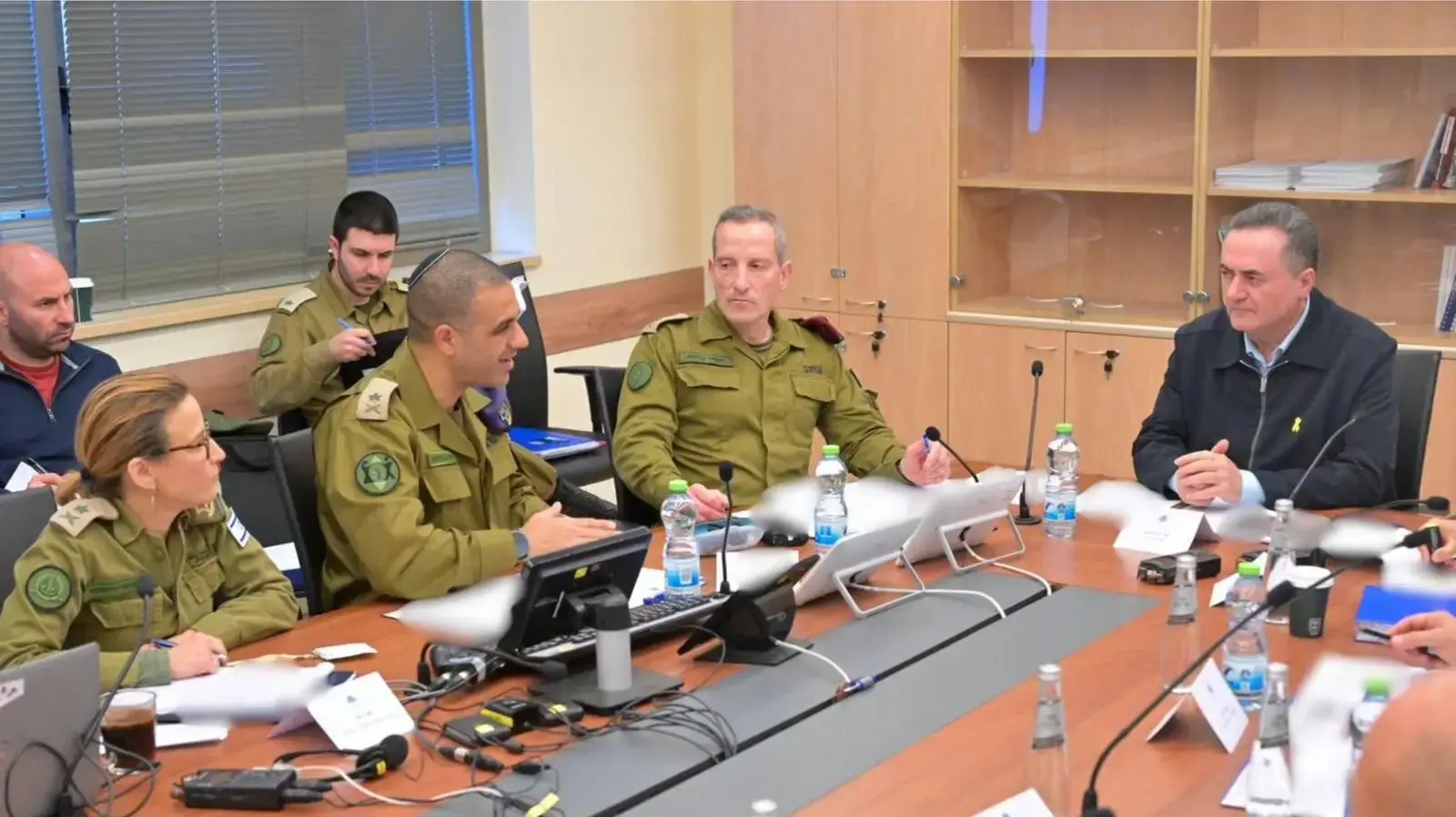 שר הביטחון ישראל כ"ץ בדיון בנושא שילוב חרדים בצה"ל, בהשתתפות סגן הרמטכ"ל, אלוף אמיר ברעם, ראש אכ"א, אלוף דדו בר כליפא והפרקליטה הצבאית הראשית, אלופה יפעת תומר-ירושלמי,31 בדצמבר 2024 שר הביטחון ישראל כ"ץ בדיון בנושא שילוב חרדים בצה"ל, בהשתתפות סגן הרמטכ"ל, אלוף אמיר ברעם, ראש אכ"א, אלוף דדו בר כליפא והפרקליטה הצבאית הראשית, אלופה יפעת תומר-ירושלמי,31 בדצמבר 2024