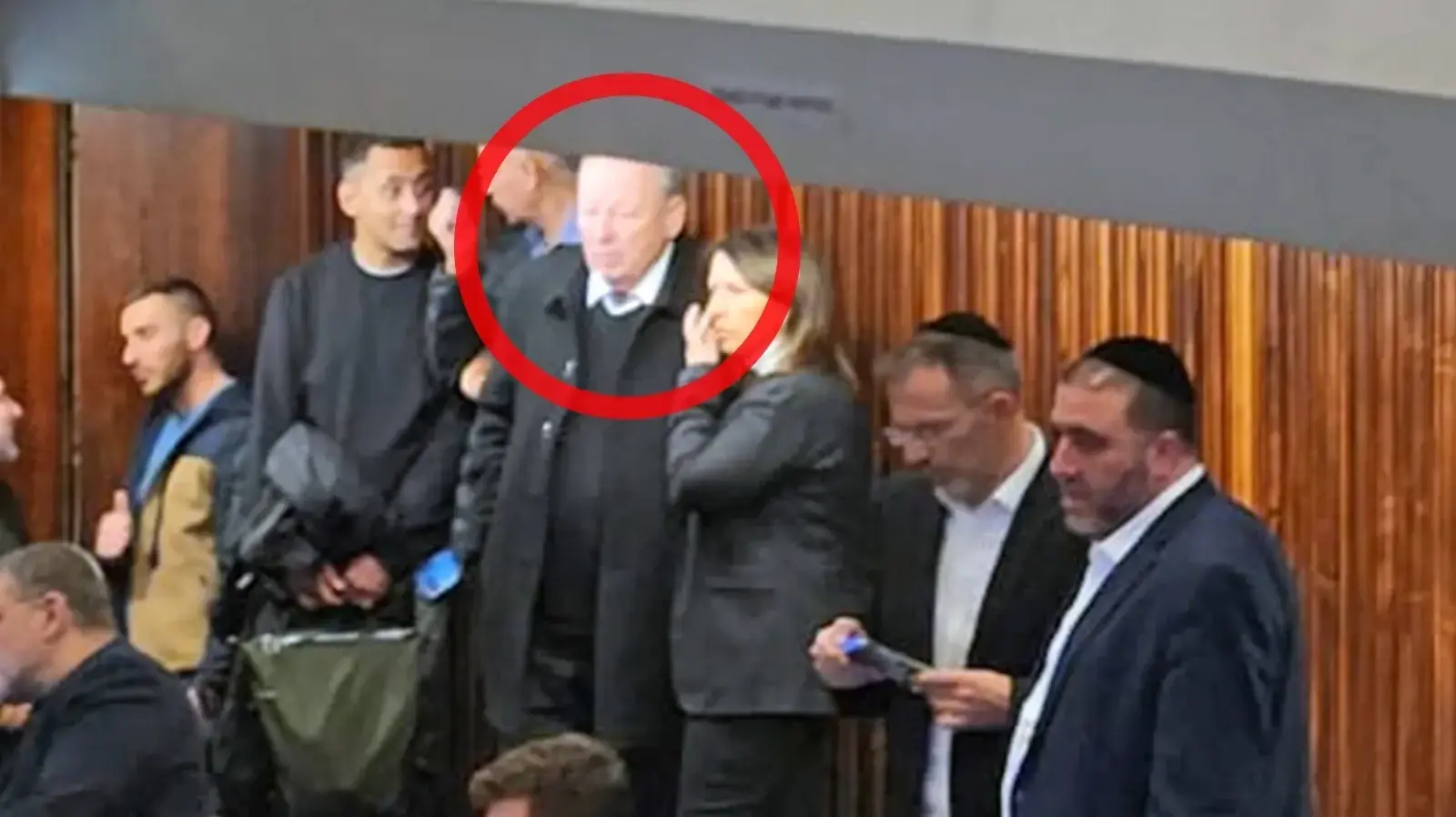 רופאו האישי של נתניהו ד"ר צביקה ברקוביץ במליאת הכנסת, 31 בדצמבר 2024 רופאו האישי של נתניהו ד"ר צביקה ברקוביץ במליאת הכנסת, 31 בדצמבר 2024