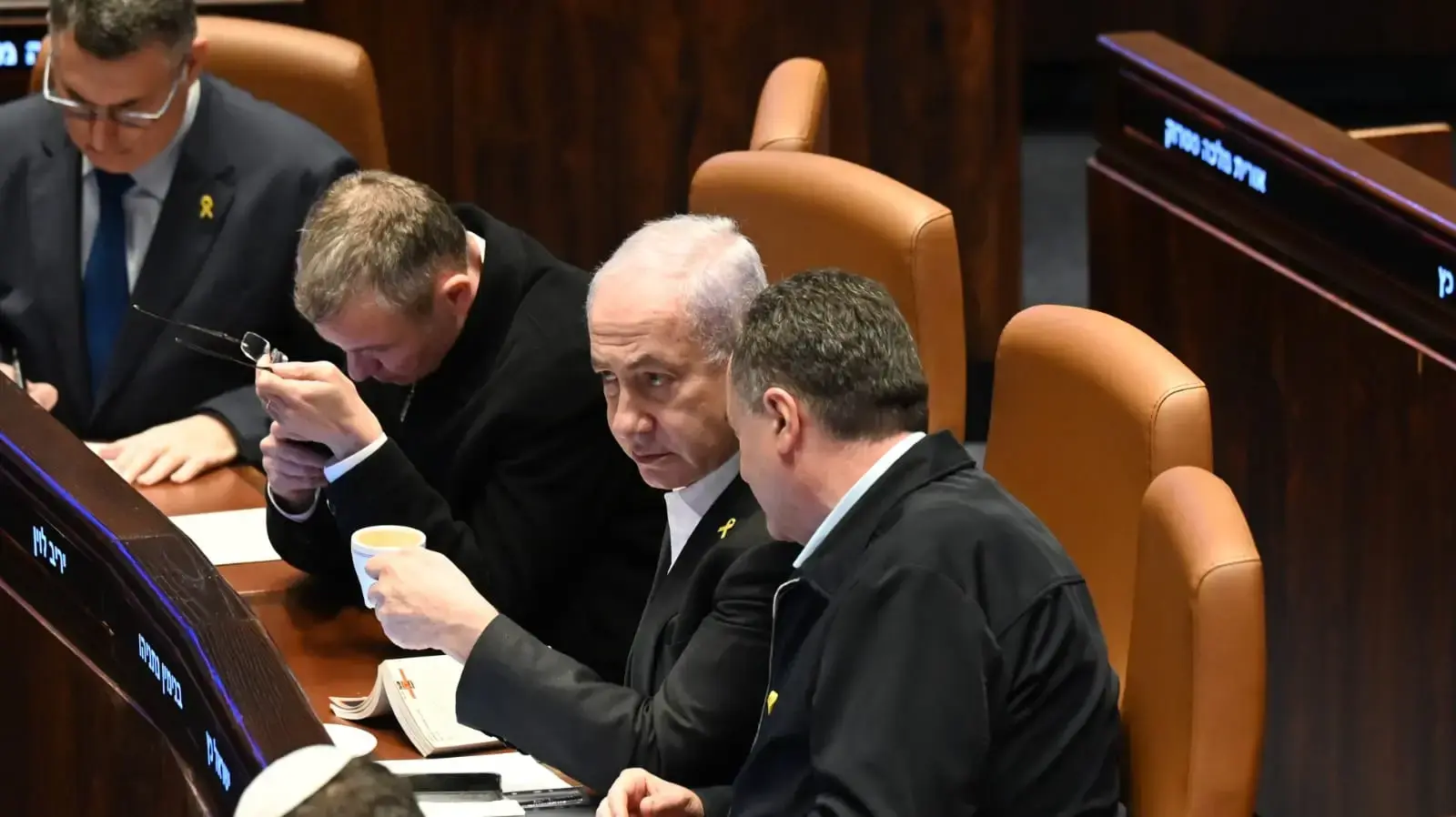 ראש הממשלה, בנימין נתניהו עם שר הביטחון, ישראל כץ במליאת הכנסת, 31 בדצמבר 2024 ראש הממשלה, בנימין נתניהו עם שר הביטחון, ישראל כץ במליאת הכנסת, 31 בדצמבר 2024