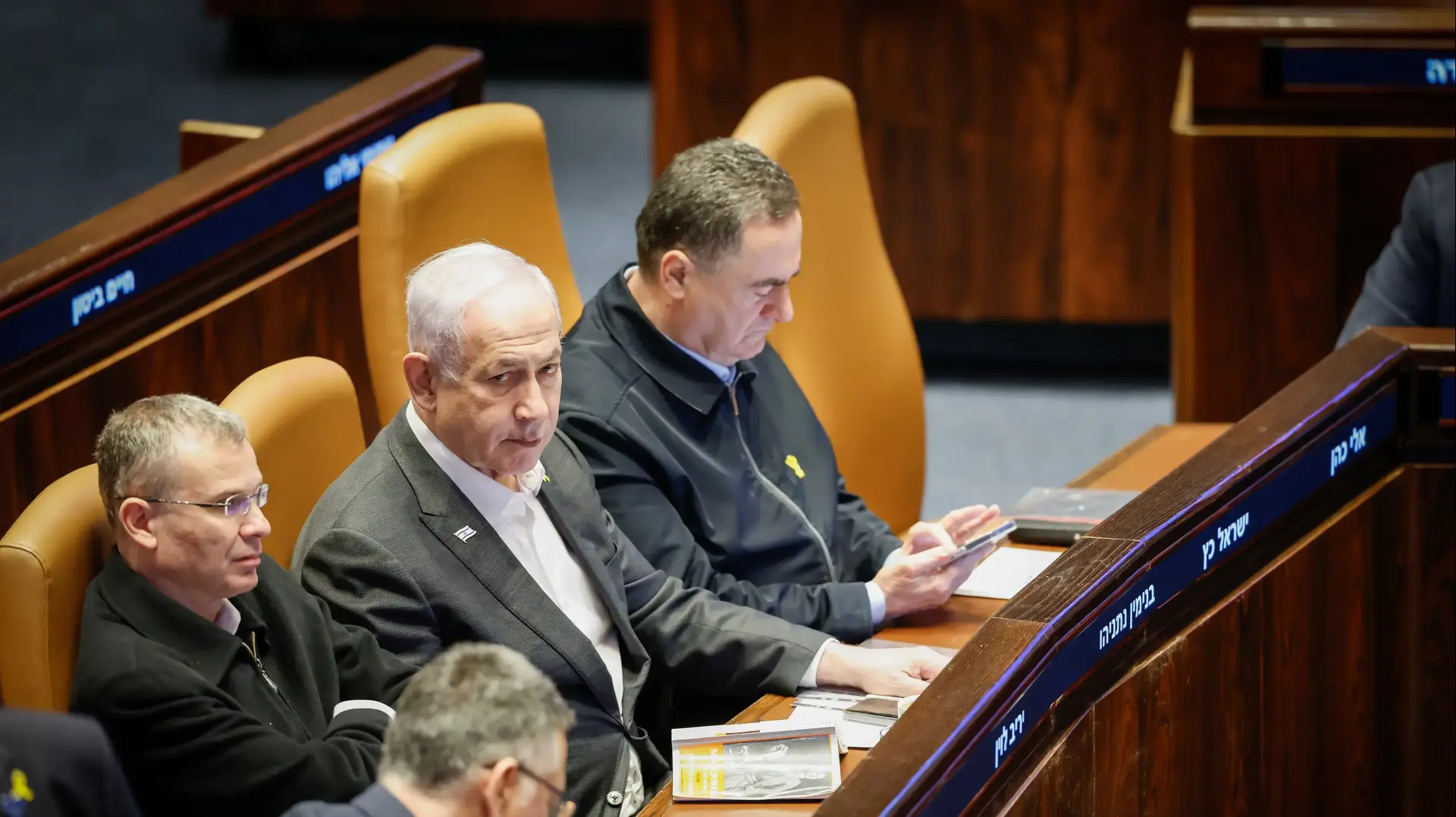 ראש הממשלה, בנימין נתניהו עם שר הביטחון, ישראל כץ במליאת הכנסת, 31 בדצמבר 2024 ראש הממשלה, בנימין נתניהו עם שר הביטחון, ישראל כץ במליאת הכנסת, 31 בדצמבר 2024