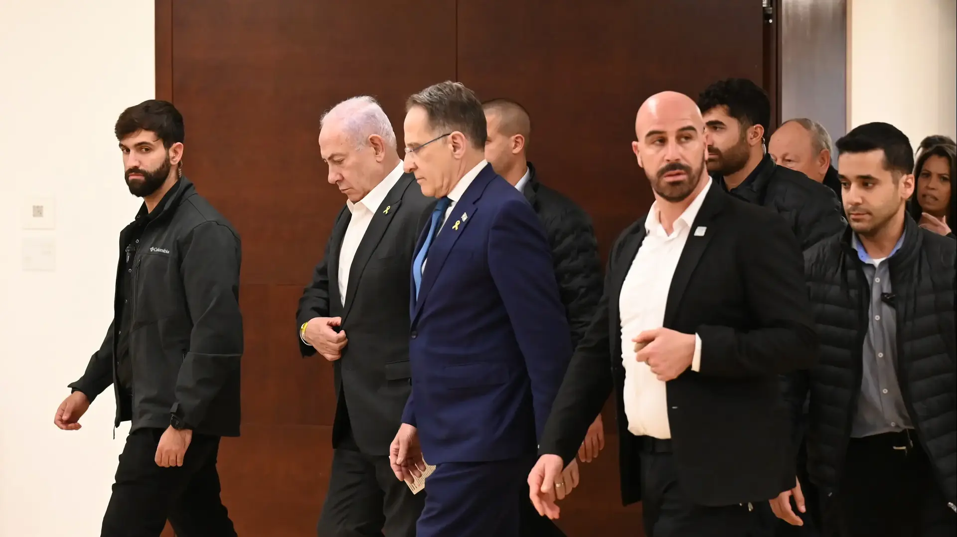 רוה"מ בנימין נתניהו לאחר שחרורו מהאישפוז עם תגית זיהוי על ידו, משכן הכנסת, 31 בדצמבר 2024 רוה"מ בנימין נתניהו לאחר שחרורו מהאישפוז עם תגית זיהוי על ידו, משכן הכנסת, 31 בדצמבר 2024
