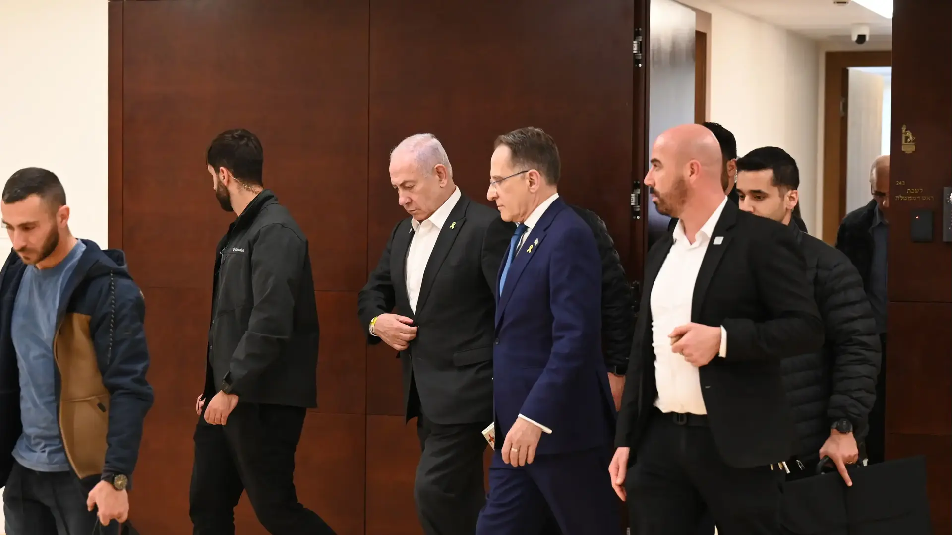 רוה"מ בנימין נתניהו לאחר שחרורו מהאישפוז עם תגית זיהוי על ידו, משכן הכנסת, 31 בדצמבר 2024