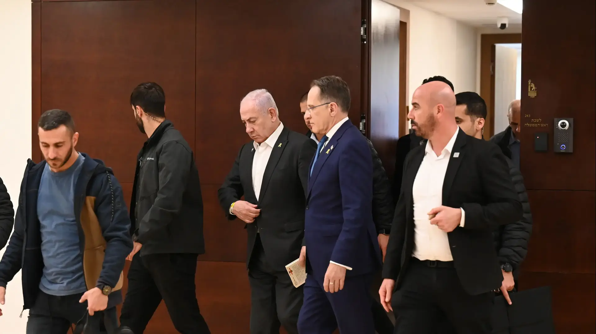 רוה"מ בנימין נתניהו לאחר שחרורו מהאישפוז עם תגית זיהוי על ידו, משכן הכנסת, 31 בדצמבר 2024 רוה"מ בנימין נתניהו לאחר שחרורו מהאישפוז עם תגית זיהוי על ידו, משכן הכנסת, 31 בדצמבר 2024