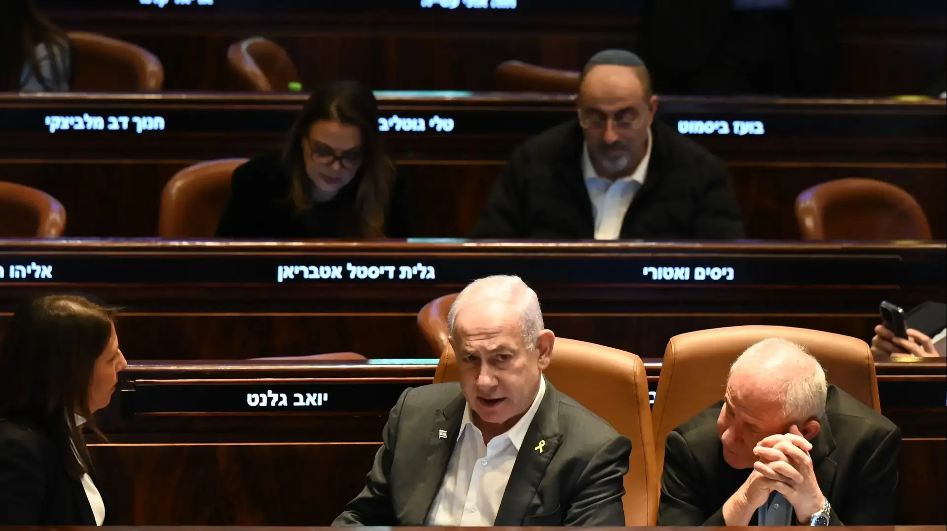 ראש הממשלה, בנימין נתניהו עם שר החקלאות, אבי דיכטר במליאת הכנסת, 31 בדצמבר 2024 ראש הממשלה, בנימין נתניהו עם שר החקלאות, אבי דיכטר במליאת הכנסת, 31 בדצמבר 2024