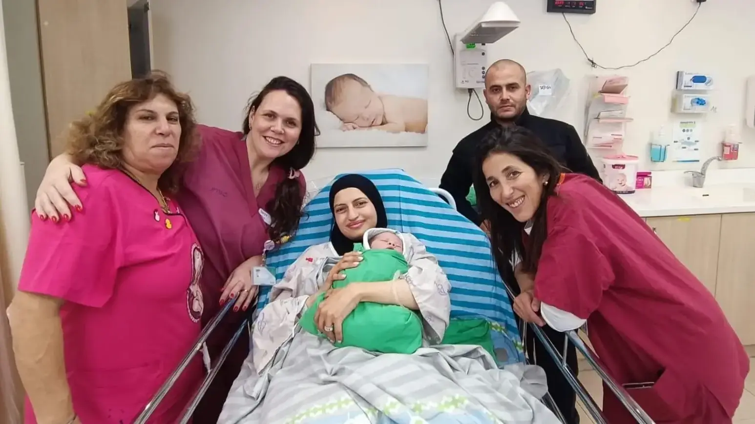 תינוק חדש שנולד בשנה החדשה להורים בני הזוג נאשף והמיילדות דניאל בוצר והילה אדרי וכוח העזר עדה ירושלמי, מרכז רפואי מאיר , 1 בינואר 2025 תינוק חדש שנולד בשנה החדשה להורים בני הזוג נאשף והמיילדות דניאל בוצר והילה אדרי וכוח העזר עדה ירושלמי, מרכז רפואי מאיר , 1 בינואר 2025