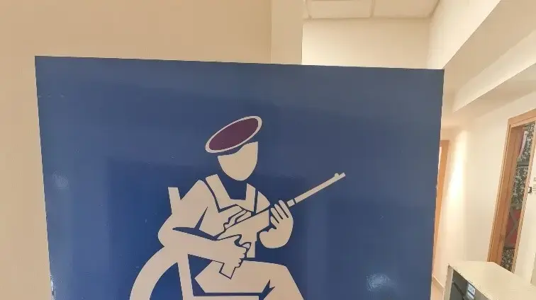 שלטים בעופר הקריון בהצדעה לפצועי צה"ל