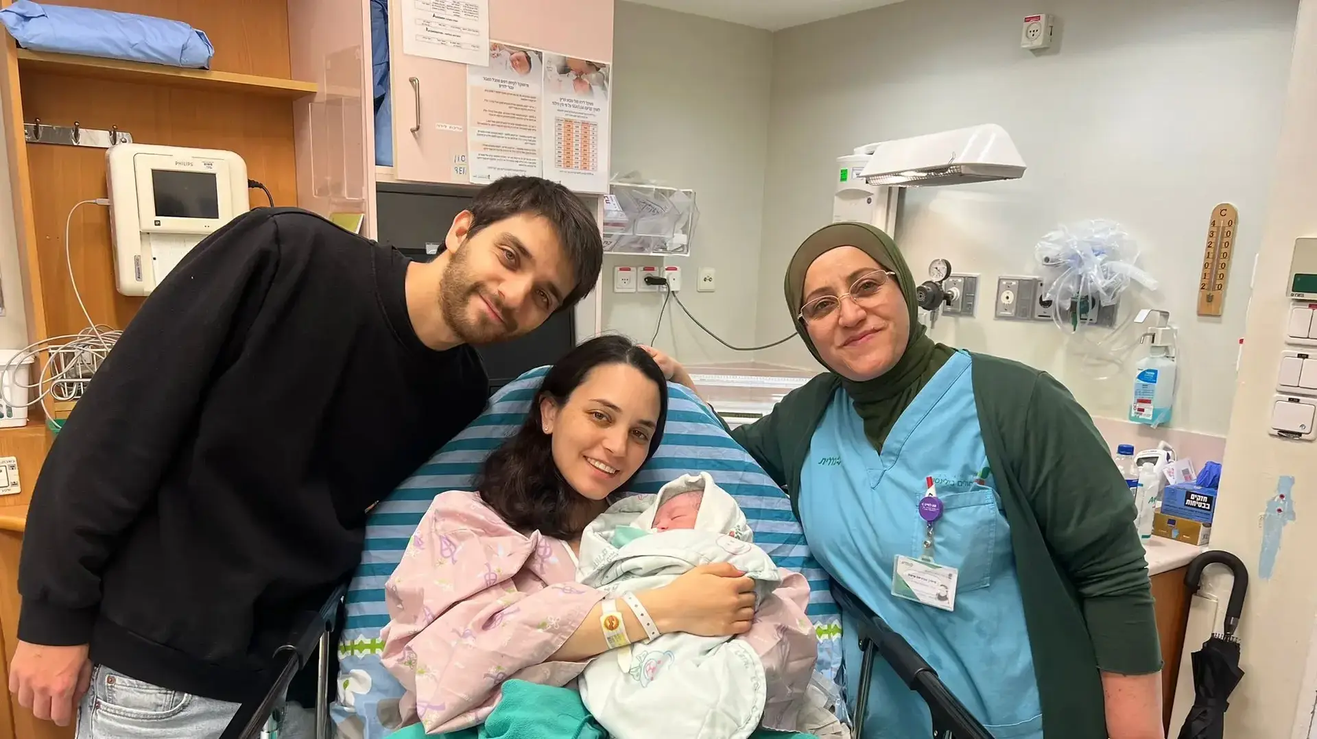 תינוק חדש שנולד בשנה החדשה להורים אפרת גלבוע מנשה , בעלה רועי והמיילדת מייסון עיסה, בית החולים בילינסון, 1 בינואר 2025 תינוק חדש שנולד בשנה החדשה להורים אפרת גלבוע מנשה , בעלה רועי והמיילדת מייסון עיסה, בית החולים בילינסון, 1 בינואר 2025