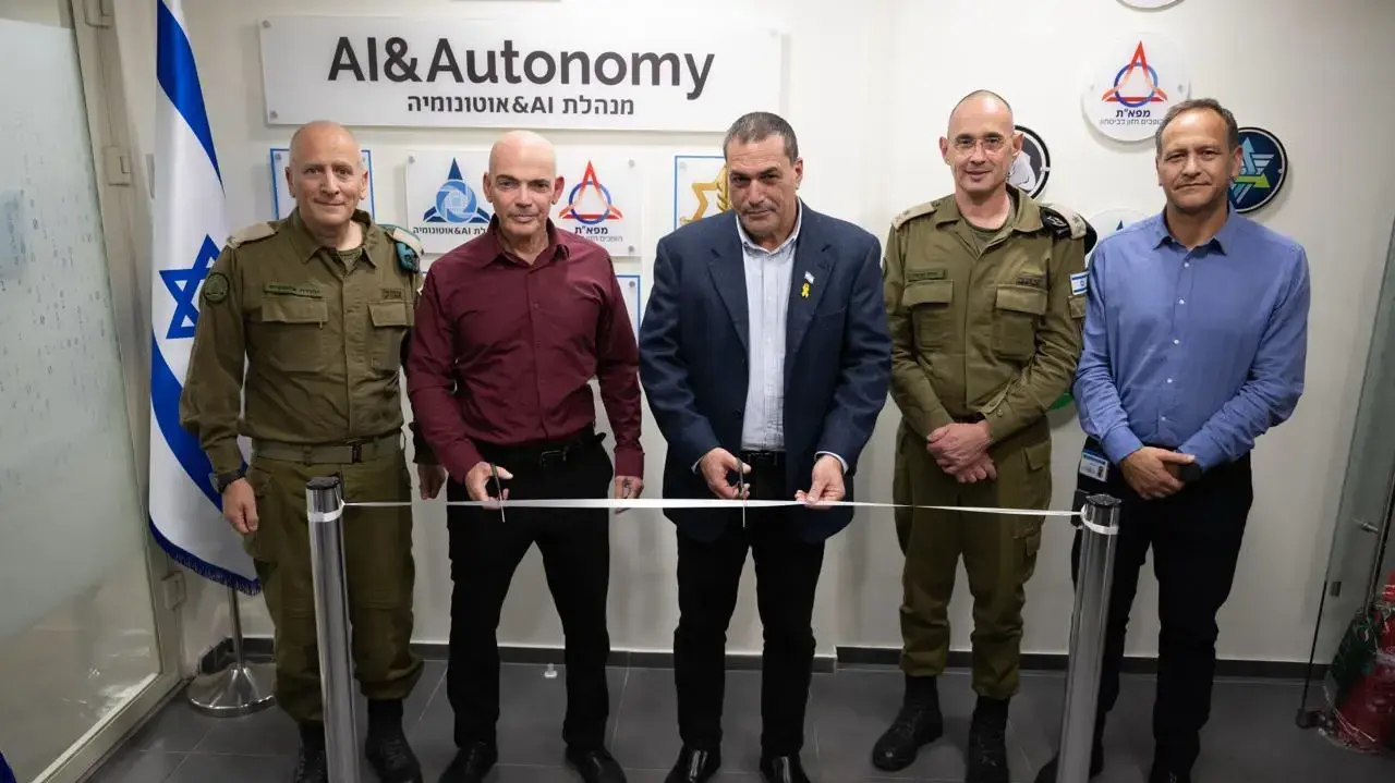 איתמר גרף, אייל הראל, אייל זמיר, דני גולד ויהודה אלמקייס., בחניכת את המנהלת חדשה ל-AI ואוטונומיה , דצמבר 2024 איתמר גרף, אייל הראל, אייל זמיר, דני גולד ויהודה אלמקייס., בחניכת את המנהלת חדשה ל-AI ואוטונומיה , דצמבר 2024