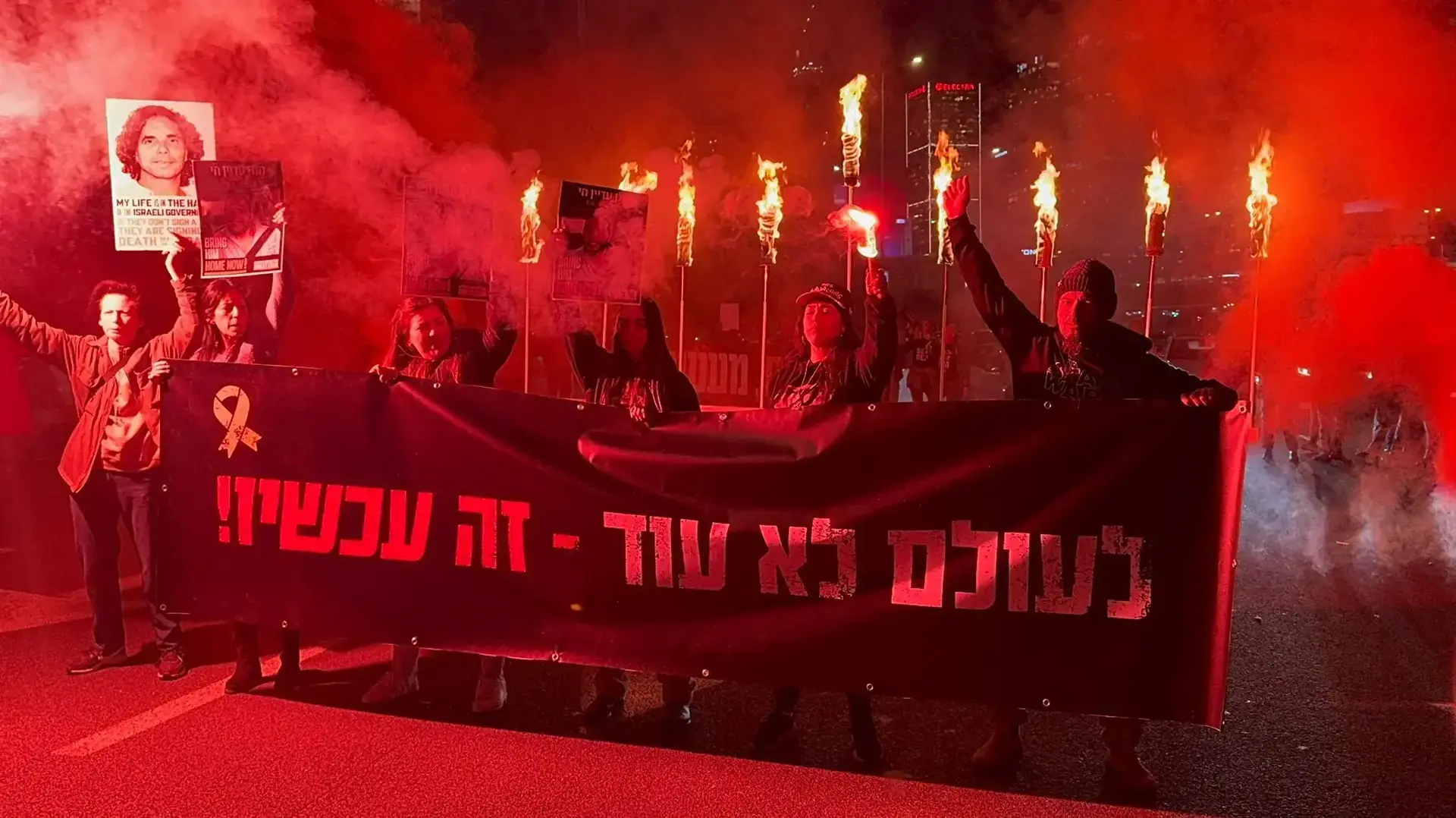 חנוכיית ענק הפגנת משפחות החטופים בחסימת נתיבי איילון, 1 בינואר 2025 חנוכיית ענק הפגנת משפחות החטופים בחסימת נתיבי איילון, 1 בינואר 2025