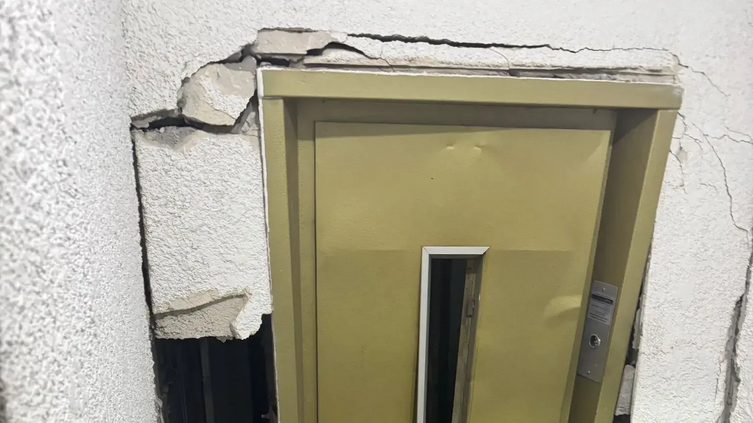 תוצאות פיצוץ שאירע בבניין מגורים ברחוב אלקלעי, ראשון לציון, 1 בינואר 2025 תוצאות פיצוץ שאירע בבניין מגורים ברחוב אלקלעי, ראשון לציון, 1 בינואר 2025