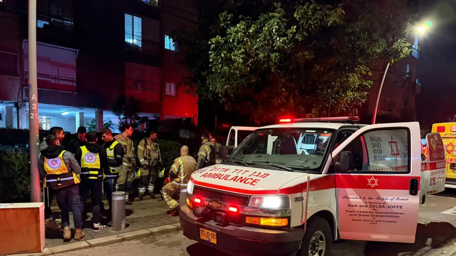 כוחות מד"א הגיעו לבניין מגורים שאירע בו פיצוץ, ראשון לציון, 1 בינואר 2025