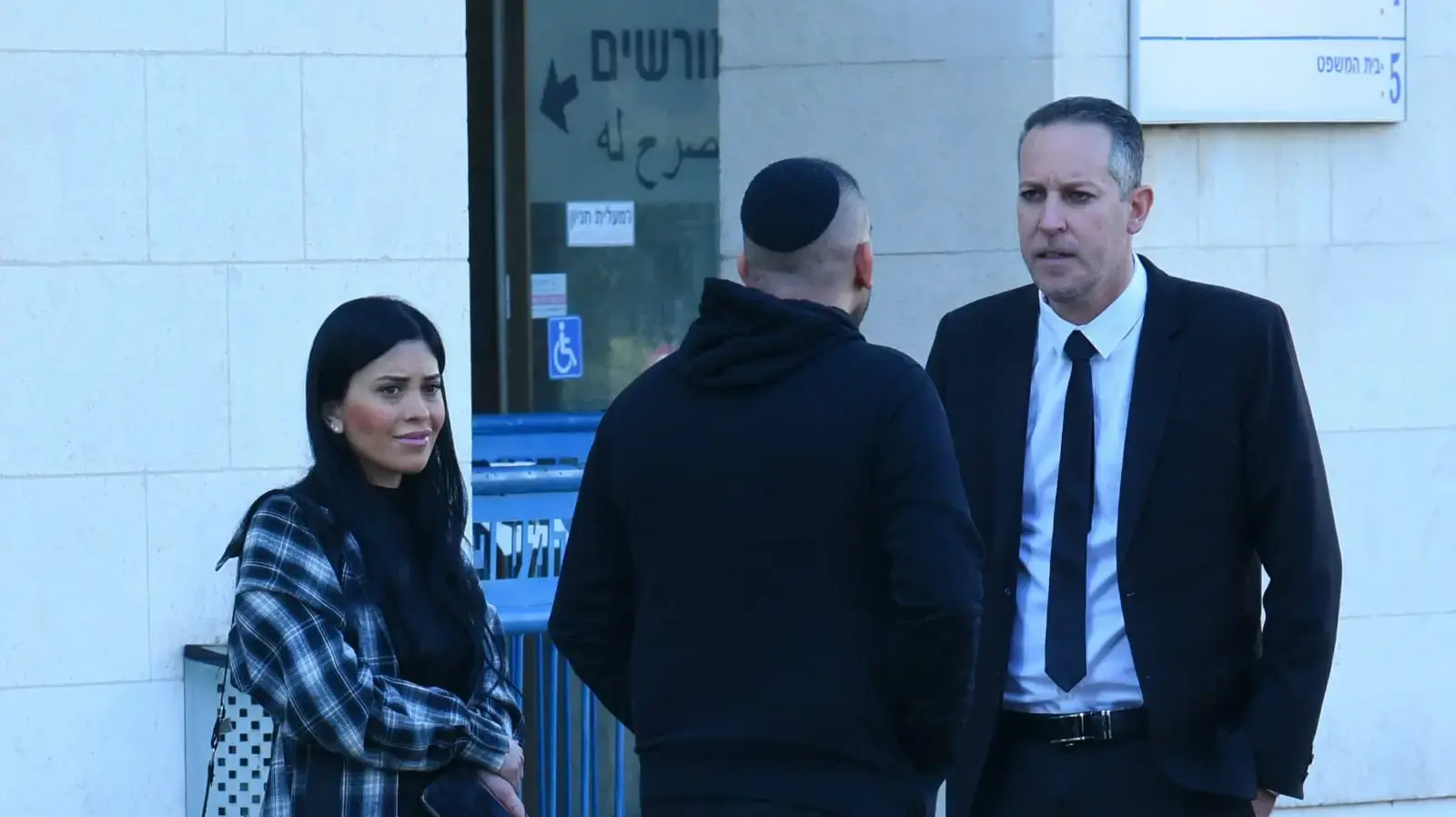 אתי מור אשתו של מושיקו מור עם עו"ד שלומי מלכה, בימ"ש שלום ראשל"צ, 2 בינואר 2025