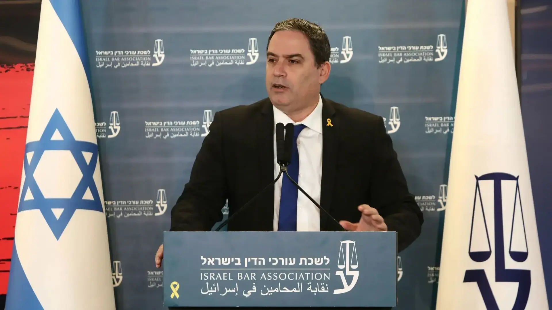 עמית בכר, יו״ר לשכת עורכי הדין בנאום פתיחה בכנס החירום ״מלחמה על הדמוקרטיה״, 2 בינואר 2025 עמית בכר, יו״ר לשכת עורכי הדין בנאום פתיחה בכנס החירום ״מלחמה על הדמוקרטיה״, 2 בינואר 2025