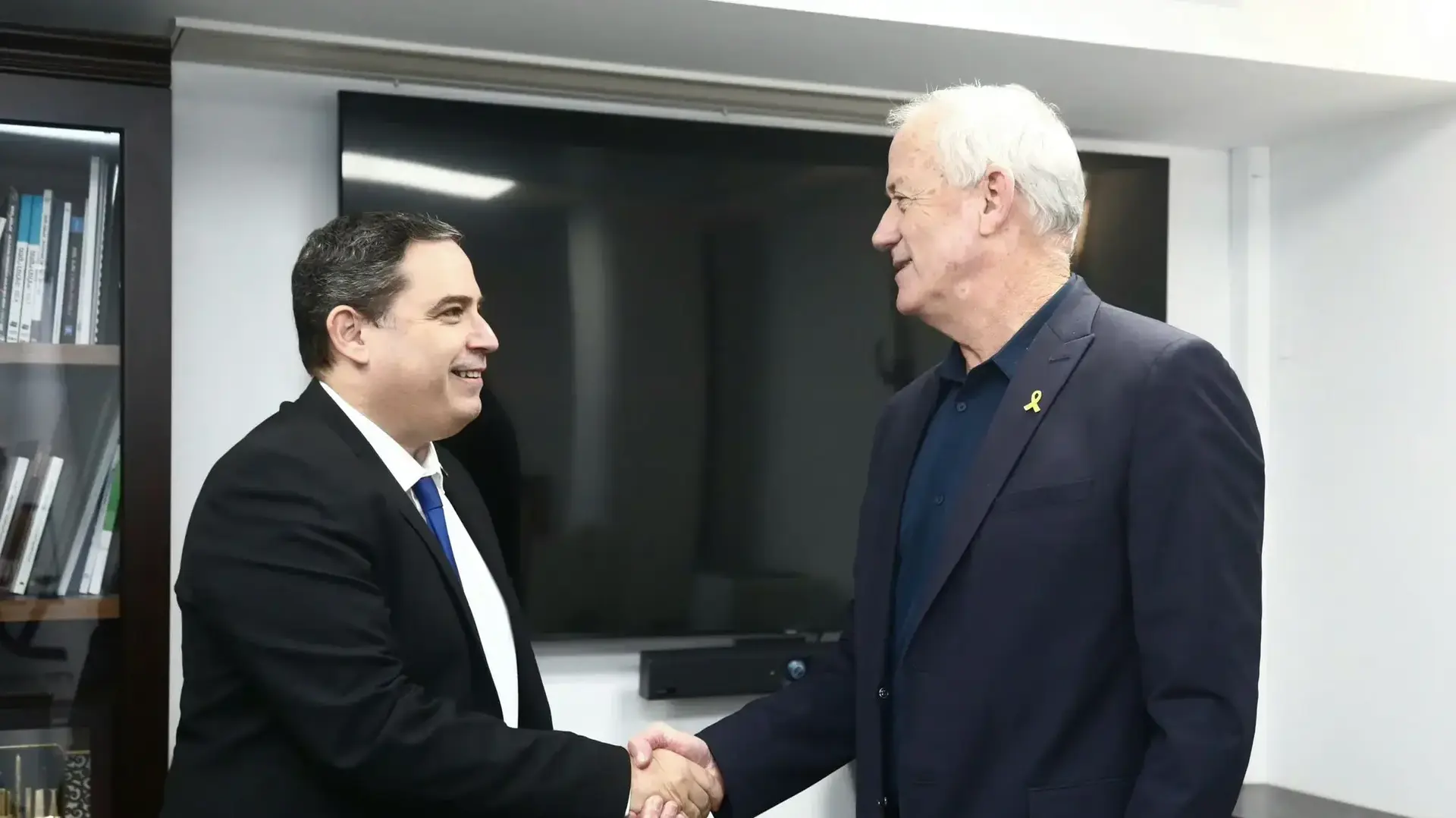יו״ר המחנה הממלכתי, בני גנץ עם יו״ר לשכת עורכי הדין, עמית בכר בכנס החירום ״מלחמה על הדמוקרטיה״, 2 בינואר 2025 יו״ר המחנה הממלכתי, בני גנץ עם יו״ר לשכת עורכי הדין, עמית בכר בכנס החירום ״מלחמה על הדמוקרטיה״, 2 בינואר 2025