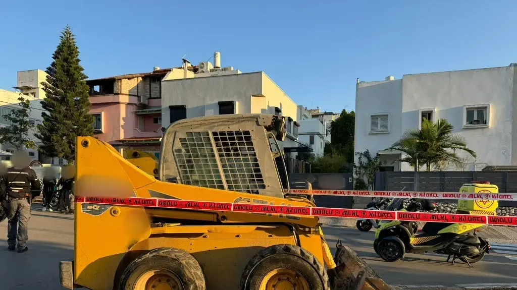 הטרקטור לאחר אירוע הדריסה, תל אביב , 2 בינואר 2025 הטרקטור לאחר אירוע הדריסה, תל אביב , 2 בינואר 2025