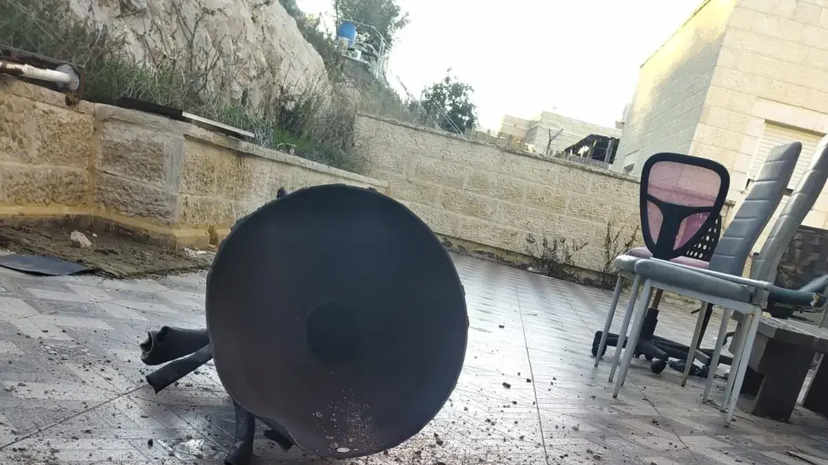 שברי היירוט בבית ביישוב הר גילה, 3 בינואר 2025 שברי היירוט בבית ביישוב הר גילה, 3 בינואר 2025