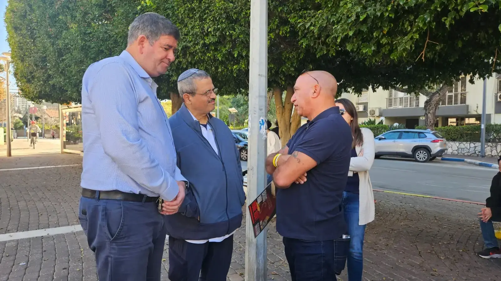 משמרת 101 של אימהות ובנות משפחות החטופים, אלון נמרודי אבא של תמיר, משוחח עם רוני אלשייך ויוסי ברודני, משמרת 101 גבעת שמואל, ענת עזריה 03 בינואר 2025 משמרת 101 של אימהות ובנות משפחות החטופים, אלון נמרודי אבא של תמיר, משוחח עם רוני אלשייך ויוסי ברודני, משמרת 101 גבעת שמואל, ענת עזריה 03 בינואר 2025
