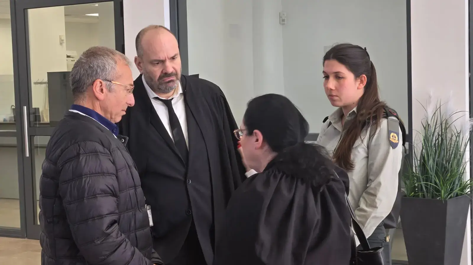 התובעות הצבאיות בתיק עם משה קסטלמן בתום הדיון, בית הדין הצבאי נווה צדק, 5 בינואר 2025 התובעות הצבאיות בתיק עם משה קסטלמן בתום הדיון, בית הדין הצבאי נווה צדק, 5 בינואר 2025