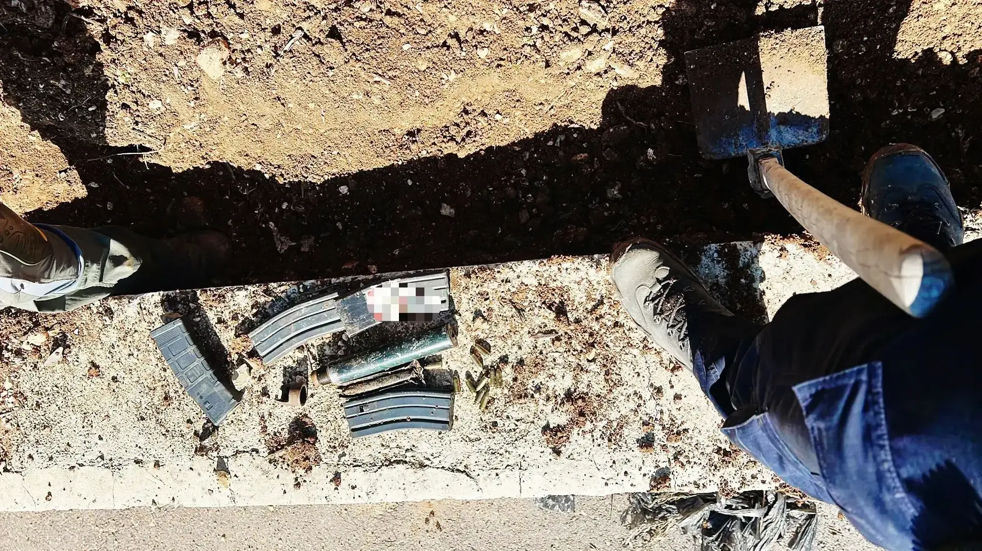חומר נפץ, מחסניות M16 ורימוני הלם אשר אותרו בתוך מטע זיתים, צפון הארץ, 3 בינואר 2024 חומר נפץ, מחסניות M16 ורימוני הלם אשר אותרו בתוך מטע זיתים, צפון הארץ, 3 בינואר 2024