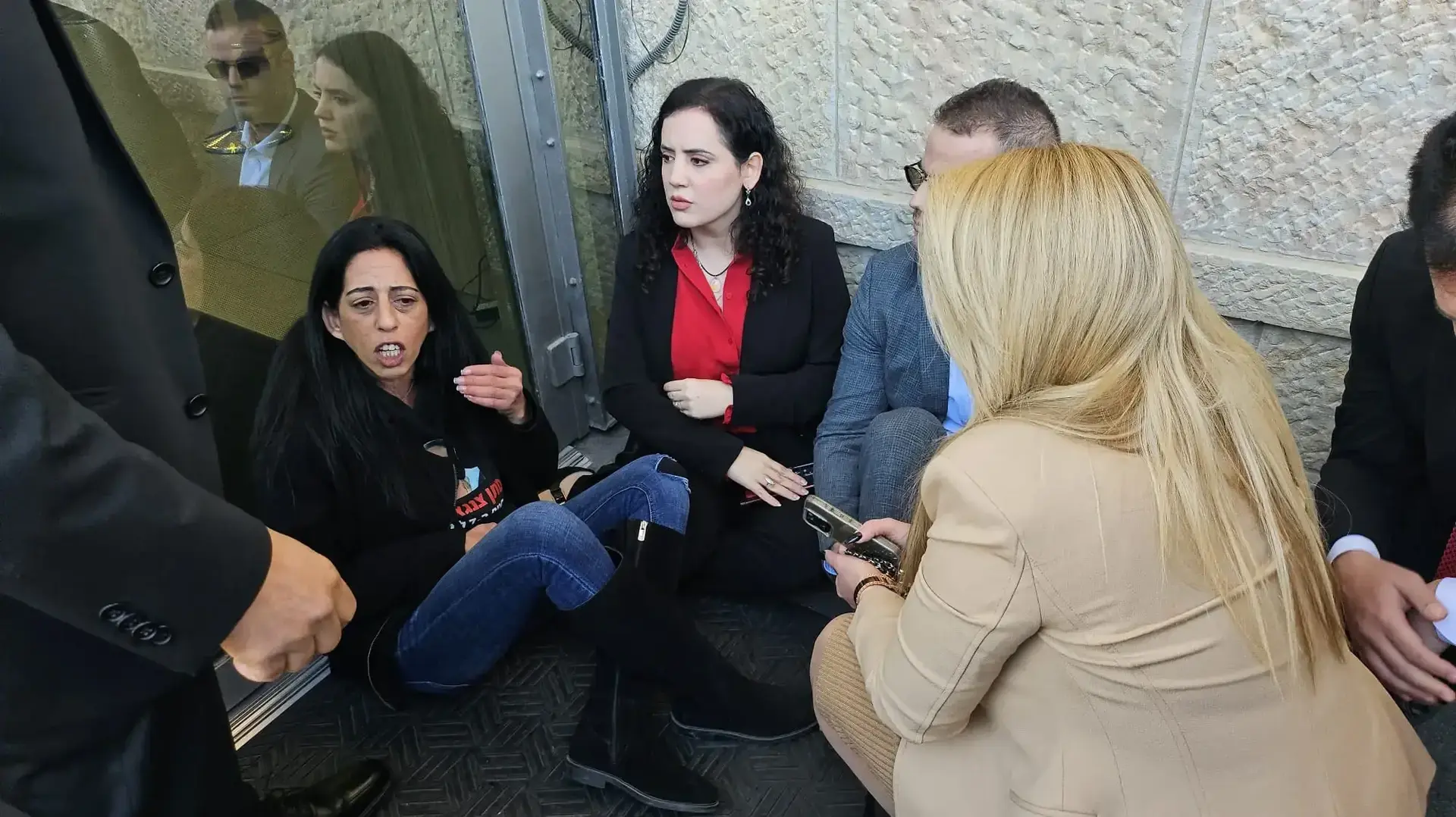 עינב צנגאוקר, אמו של מתן החטוף בעזה בחוץ לכנסת, 6 בינואר 2025 עינב צנגאוקר, אמו של מתן החטוף בעזה בחוץ לכנסת, 6 בינואר 2025