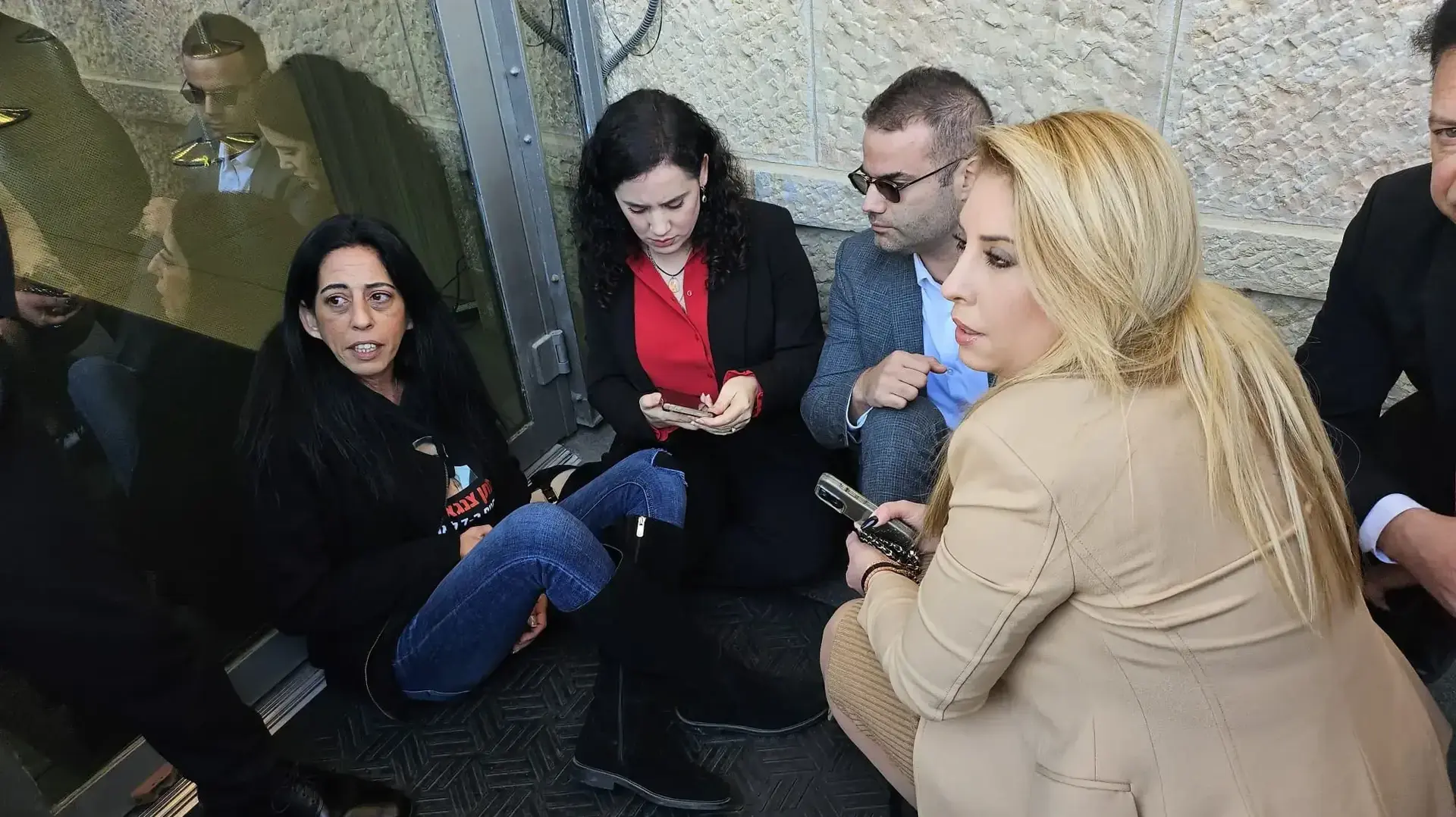 עינב צנגאוקר, אמו של מתן החטוף בעזה בחוץ לכנסת, 6 בינואר 2025 עינב צנגאוקר, אמו של מתן החטוף בעזה בחוץ לכנסת, 6 בינואר 2025