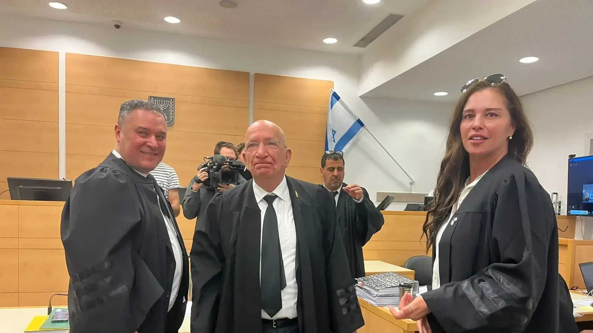 עו״ד וד״ר ליה פלוס המייצגת את עידן צאובר ועו״ד ששי גז המייצג את ארבל מזרחי בפרשיית "המזוודות הורודות " , בית משפט מחוזי לוד , 6 בינואר 2025 עו״ד וד״ר ליה פלוס המייצגת את עידן צאובר ועו״ד ששי גז המייצג את ארבל מזרחי בפרשיית "המזוודות הורודות " , בית משפט מחוזי לוד , 6 בינואר 2025