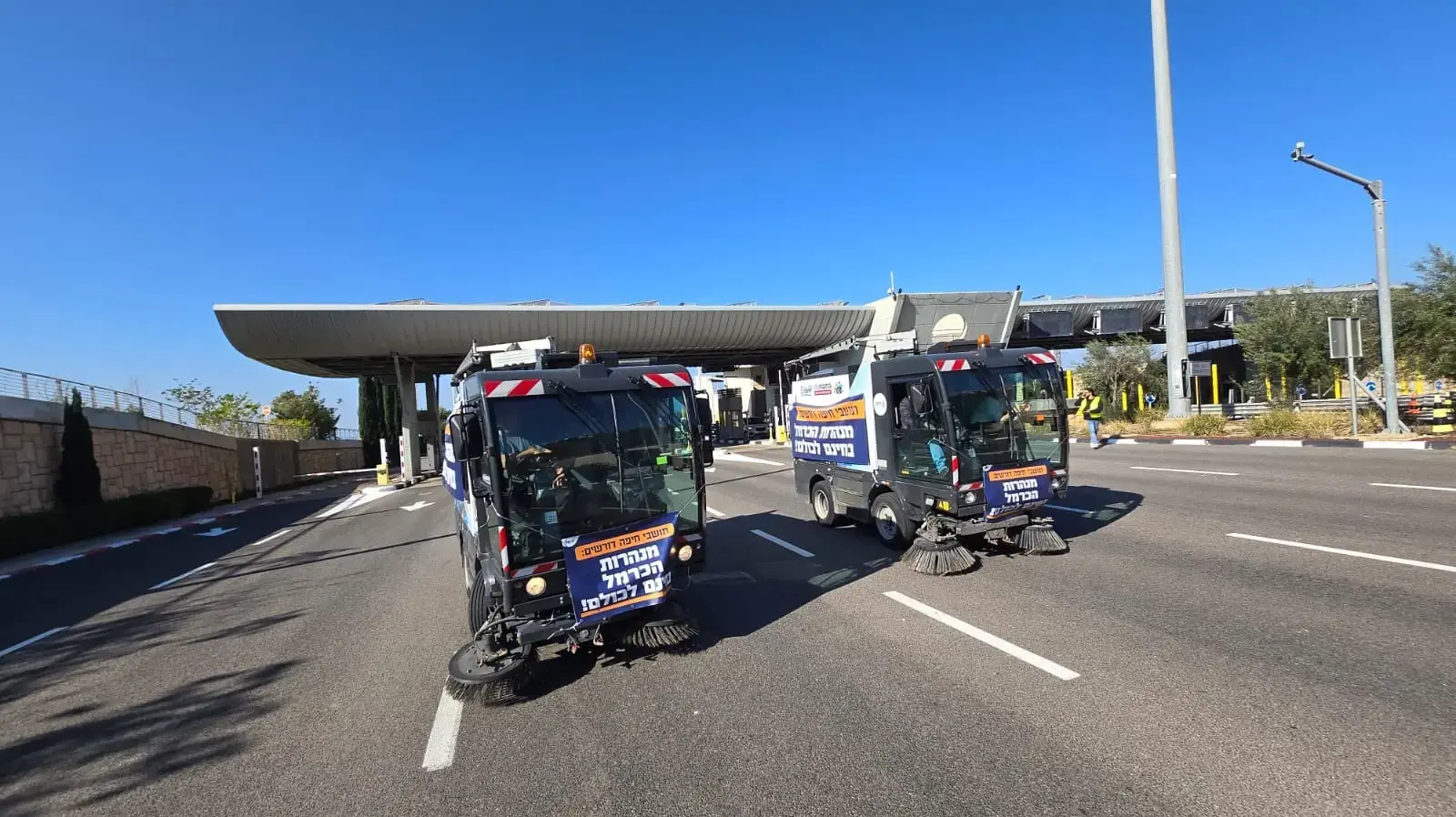 מחאת חסימת מנהרות הכרמל עם משאיות בהובלת יונה יהב, ראש עיריית חיפה, מנהרות הכרמל, 7 בינואר 2025 מחאת חסימת מנהרות הכרמל עם משאיות בהובלת יונה יהב, ראש עיריית חיפה, מנהרות הכרמל, 7 בינואר 2025