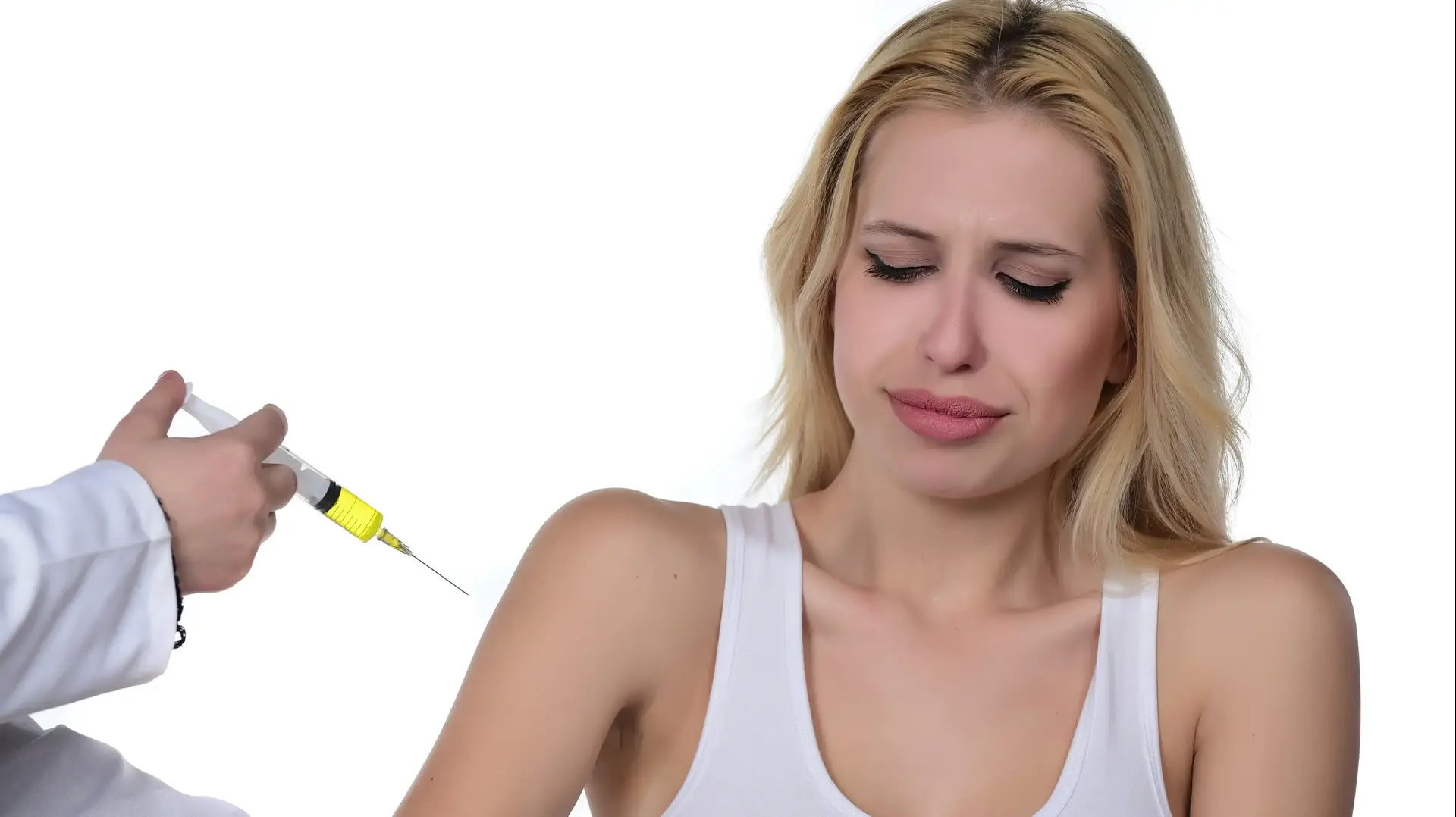 אישה צעירה מקבלת חיסון נגד קורונה אישה צעירה מקבלת חיסון נגד קורונה