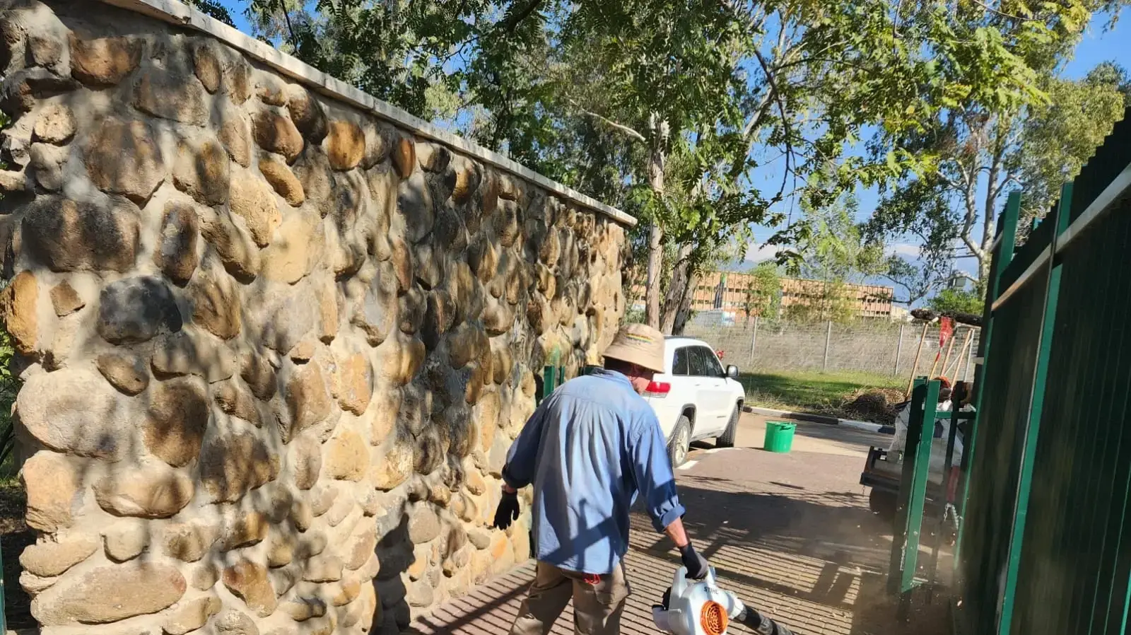 מתנדב מנקה בכניסה למרכז היום לקשיש, קרית שמונה