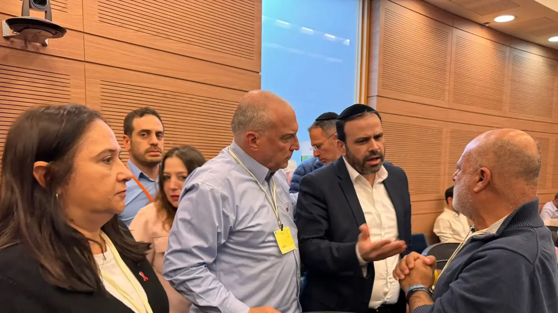 יוסי טייב , שרון ואייל אשל ,נציגי משפחות ׳מועצת אוקטובר׳ בכנסת ישראל כדי לדרוש ועדת חקירה ממלכתית, ירושלים, 8 בינואר 2025 יוסי טייב , שרון ואייל אשל ,נציגי משפחות ׳מועצת אוקטובר׳ בכנסת ישראל כדי לדרוש ועדת חקירה ממלכתית, ירושלים, 8 בינואר 2025