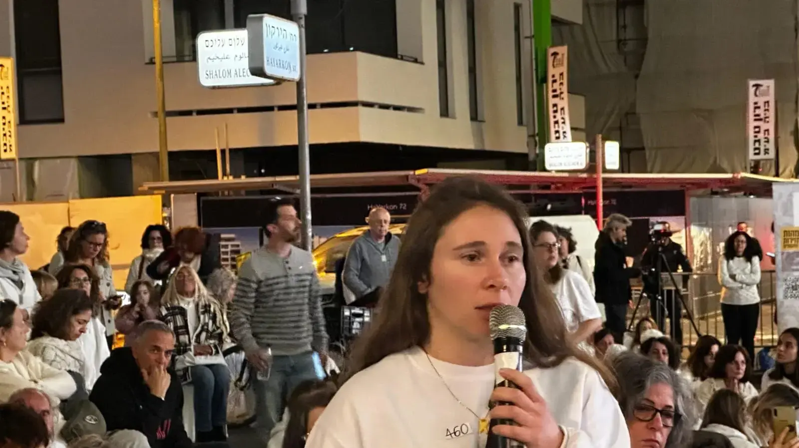 שי דיקמן במשמרת 101 מול שגרירות ארצות הברית, 8 בינואר 2025 שי דיקמן במשמרת 101 מול שגרירות ארצות הברית, 8 בינואר 2025