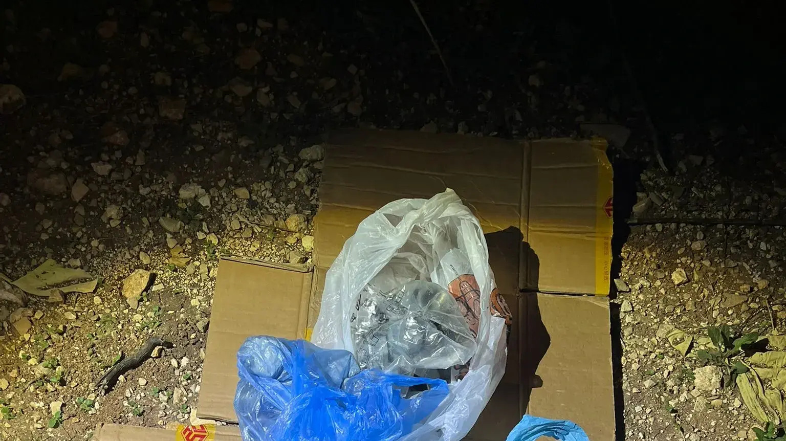 חומרים שנמצאו להכנת חגורת נפץ אצל אזרח ישראלי שתכנן לבצע פיגוע, ינואר 2025