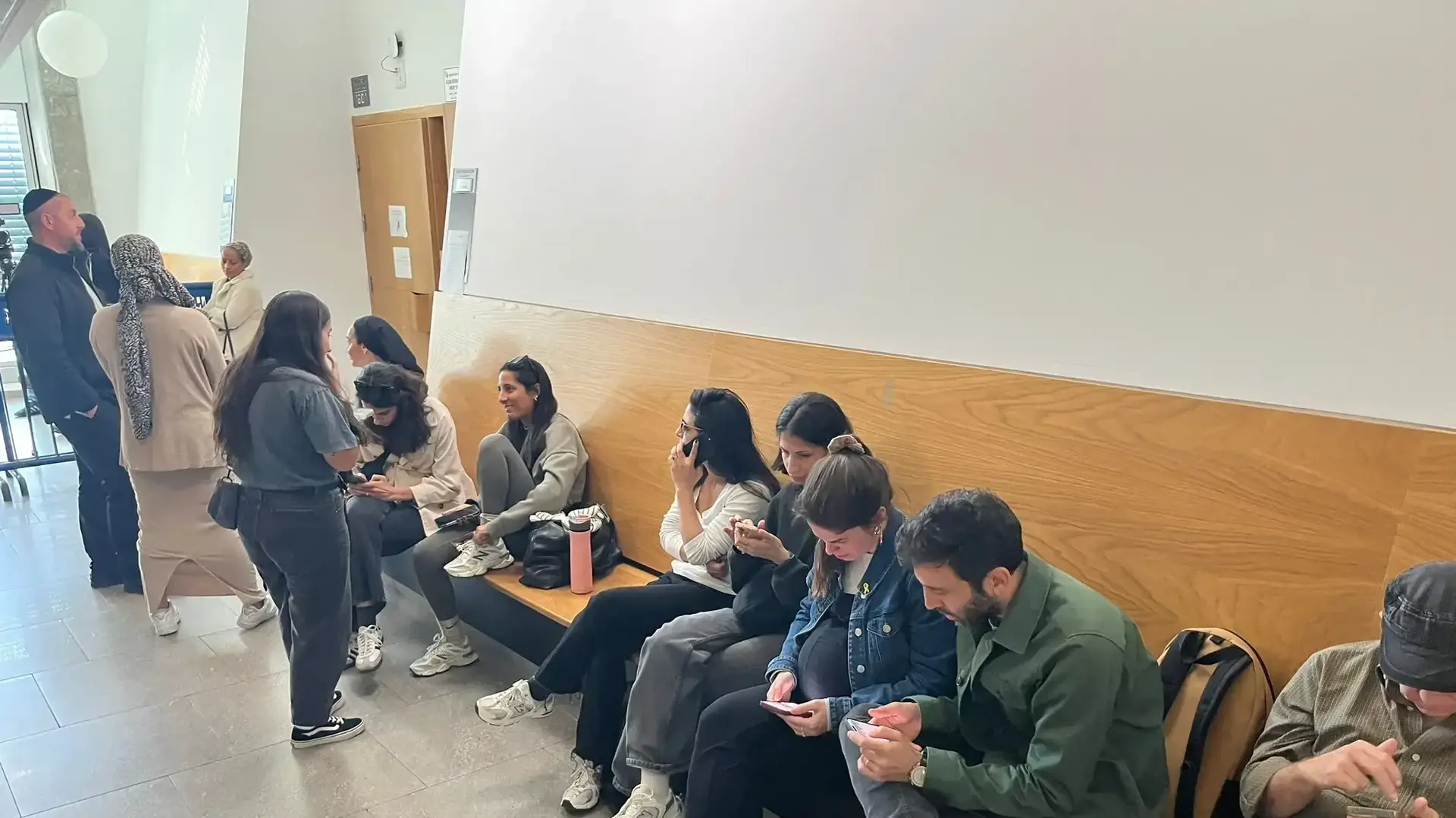 הורים לילדי "גן חיוכים" הגיעו לדיון בערר לשחרור הסייעת אורטל לוי למעצר בית, ודורשים שהחשודות בהתעללות יישארו במעצר, בית המשפט השלום בת״א, 9 בינואר 2025 הורים לילדי "גן חיוכים" הגיעו לדיון בערר לשחרור הסייעת אורטל לוי למעצר בית, ודורשים שהחשודות בהתעללות יישארו במעצר, בית המשפט השלום בת״א, 9 בינואר 2025