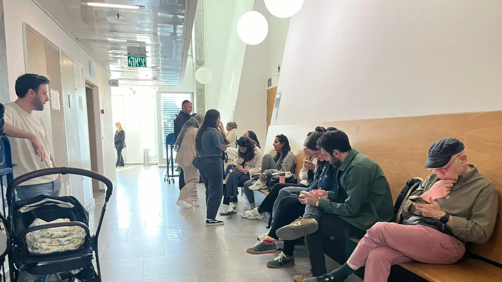 הורים לילדי "גן חיוכים" הגיעו לדיון בערר לשחרור הסייעת אורטל לוי למעצר בית, ודורשים שהחשודות בהתעללות יישארו במעצר, בית המשפט השלום בת״א, 9 בינואר 2025 הורים לילדי "גן חיוכים" הגיעו לדיון בערר לשחרור הסייעת אורטל לוי למעצר בית, ודורשים שהחשודות בהתעללות יישארו במעצר, בית המשפט השלום בת״א, 9 בינואר 2025