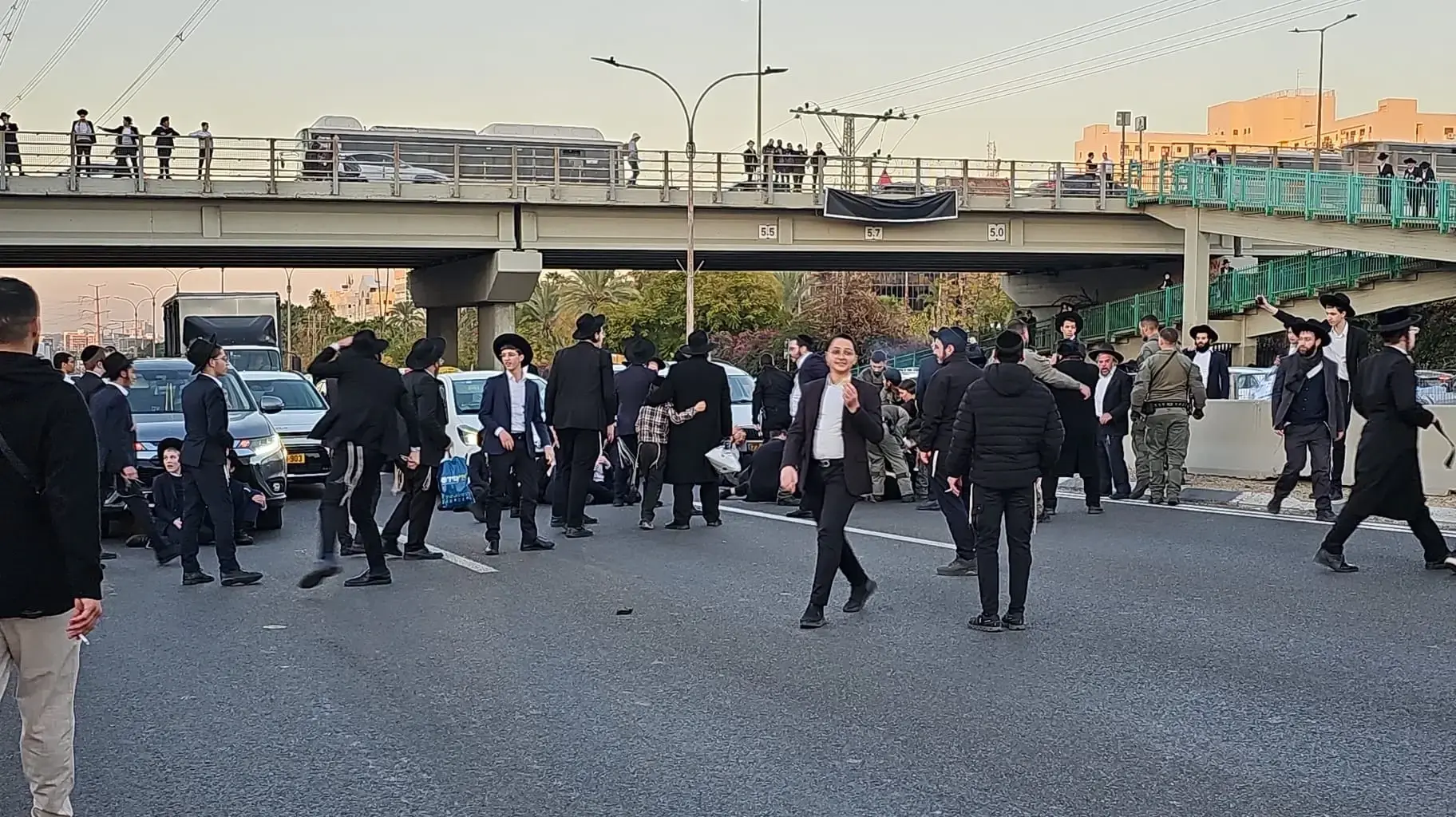 הפגנת הפלג הירושלמי בהתנגדות לגיוס חרדים בכביש 4 סמוך לבני ברק הפגנת הפלג הירושלמי בהתנגדות לגיוס חרדים בכביש 4 סמוך לבני ברק
