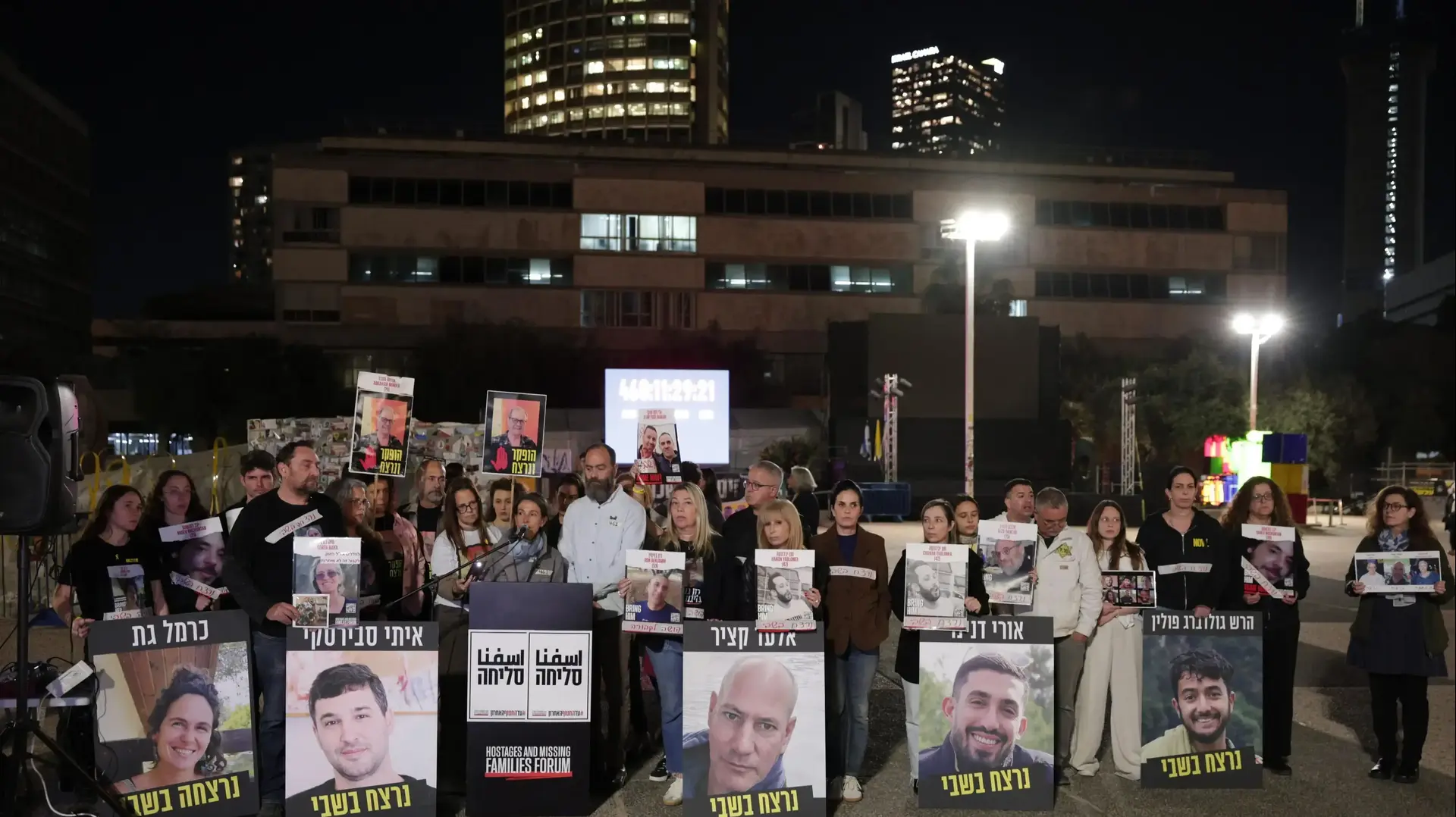 הצהרת נציגי משפחות החטופים שנרצחו בשבי והושבו לקבורה, כיכר החטופים, 9 בינואר 2025 הצהרת נציגי משפחות החטופים שנרצחו בשבי והושבו לקבורה, כיכר החטופים, 9 בינואר 2025