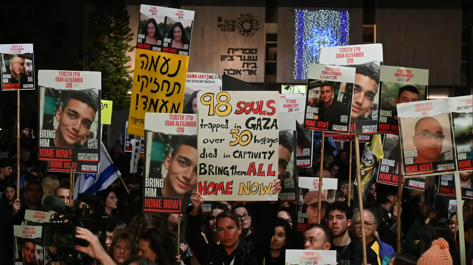 אלפים בככר הדמוקרטיה בת"א בקריאה לעצירת ההפיכה המשפטית, בחירות עכשיו, החזרת החטופים וסיום המלחמה. 11 בינואר 2025 אלפים בככר הדמוקרטיה בת"א בקריאה לעצירת ההפיכה המשפטית, בחירות עכשיו, החזרת החטופים וסיום המלחמה. 11 בינואר 2025