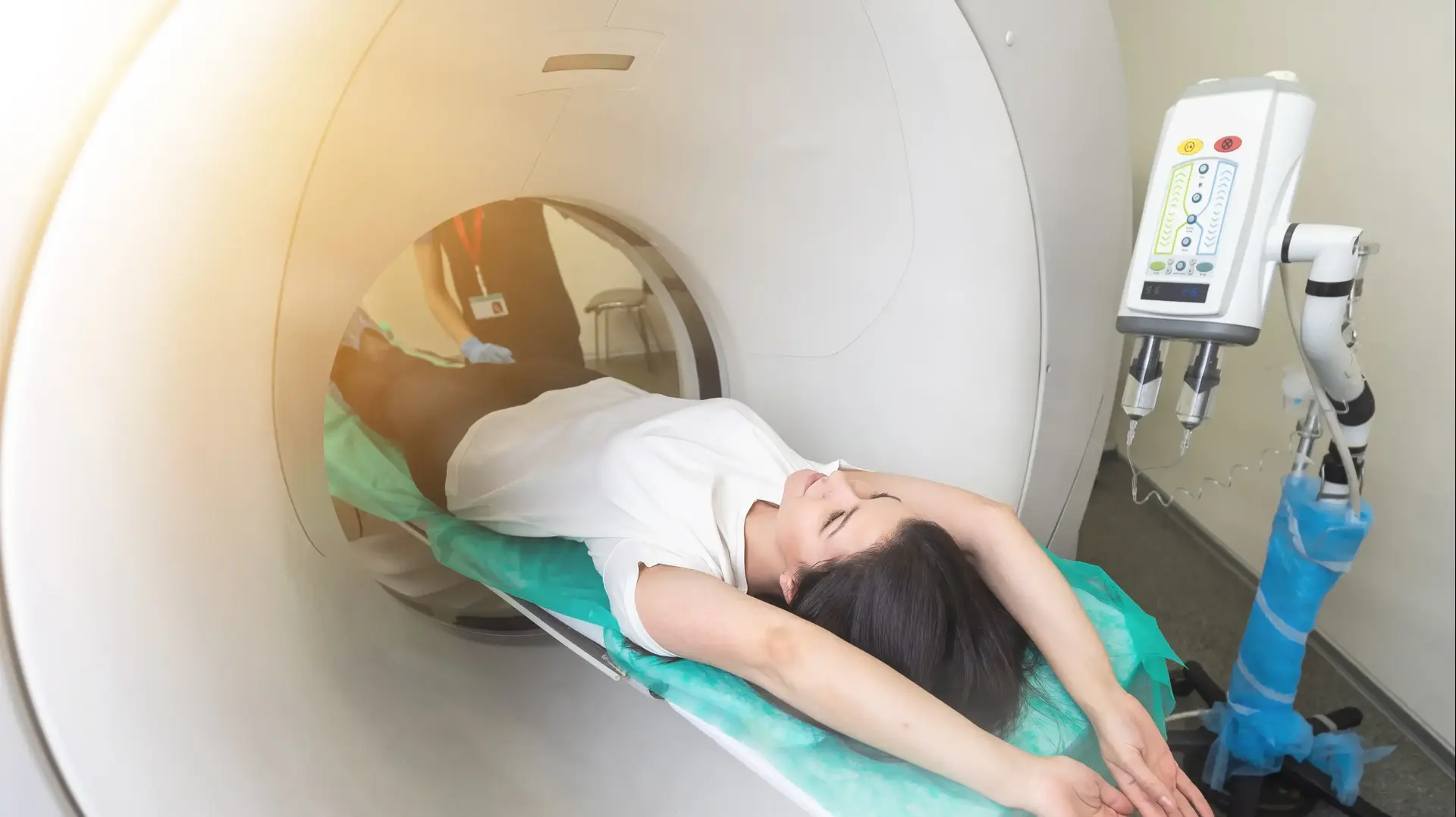 אישה עוברת בדיקת MRI או CT אישה עוברת בדיקת MRI או CT