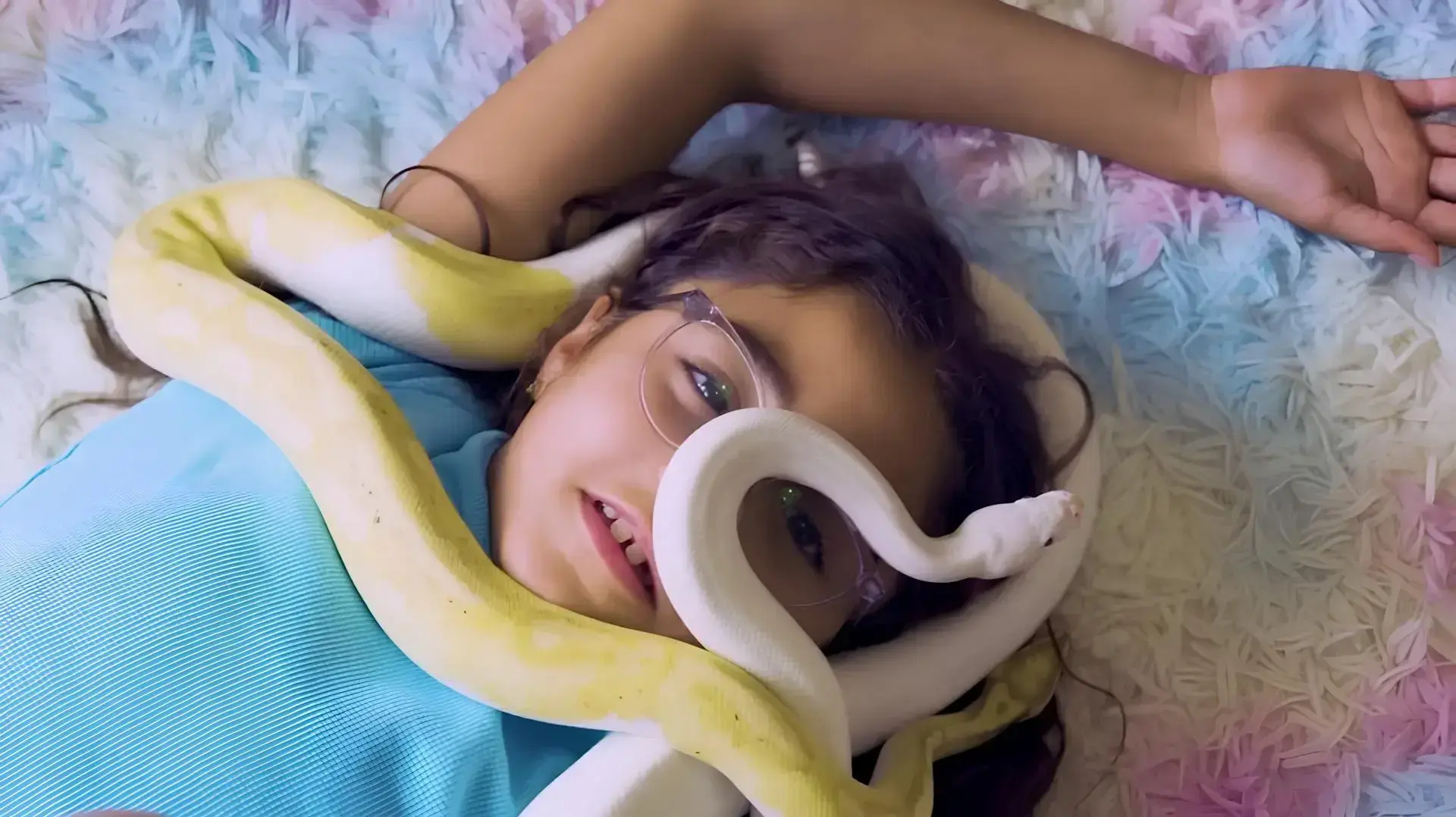 הילדה שישנה עם 18 נחשים בחדר