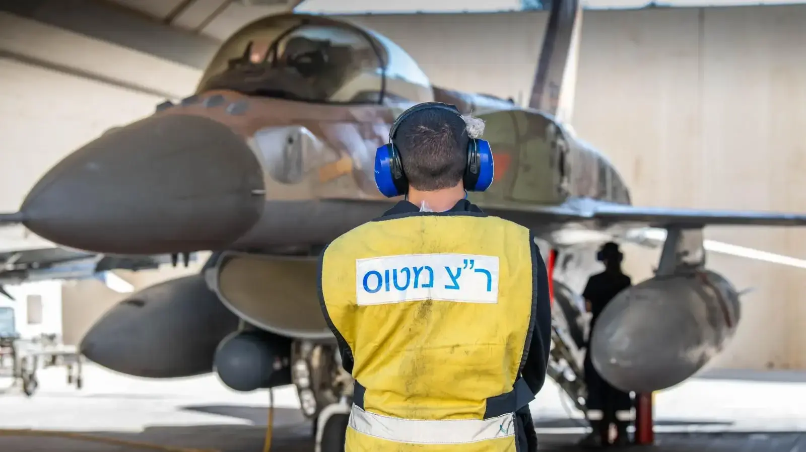 צוותי חיל האוויר נערכים לתקיפה בתימן צוותי חיל האוויר נערכים לתקיפה בתימן
