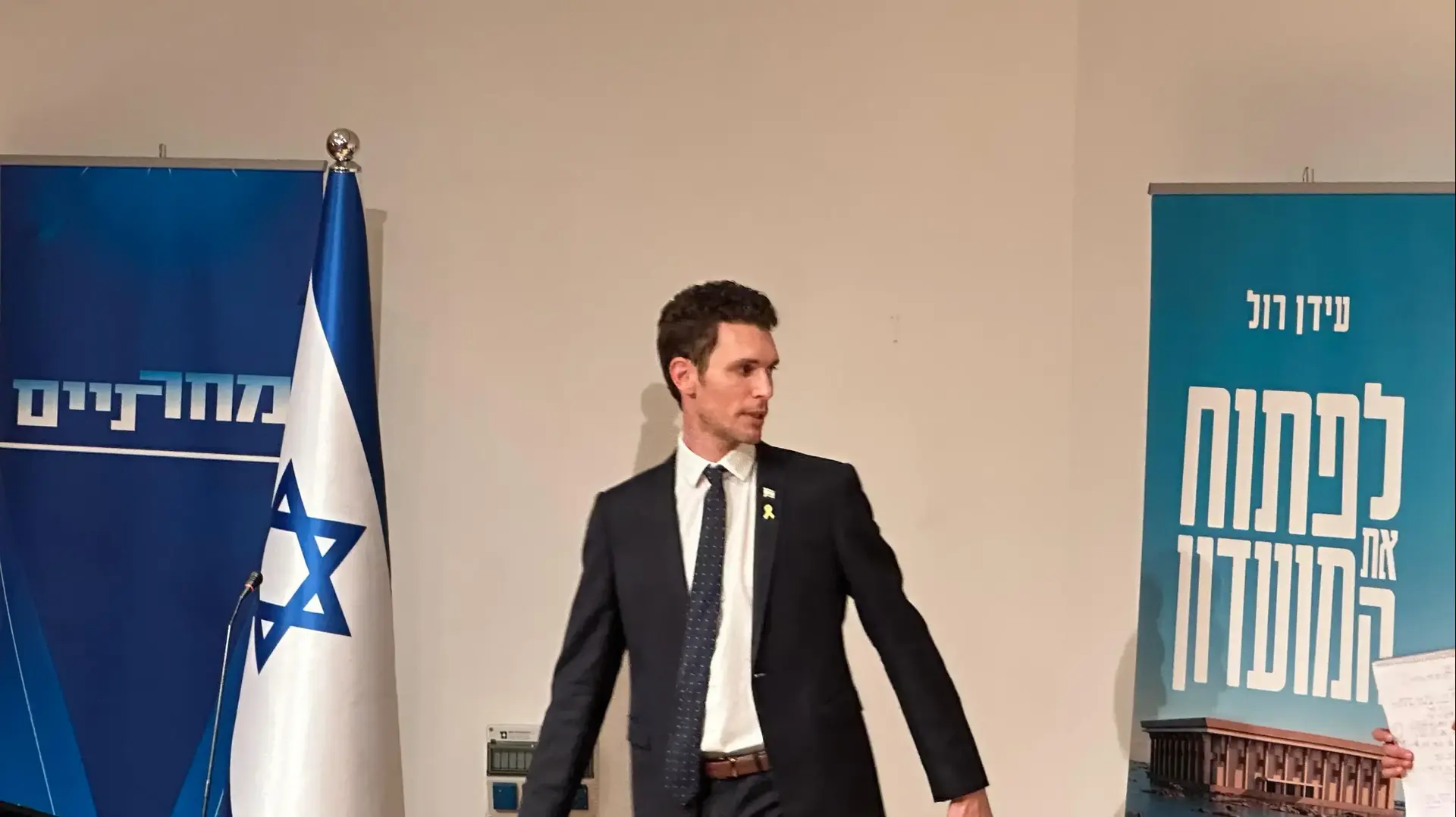 עידן רול בהשקת ספרו הראשון בסדרה "לפתוח את המועדון", 12 בינואר 2025 עידן רול בהשקת ספרו הראשון בסדרה "לפתוח את המועדון", 12 בינואר 2025