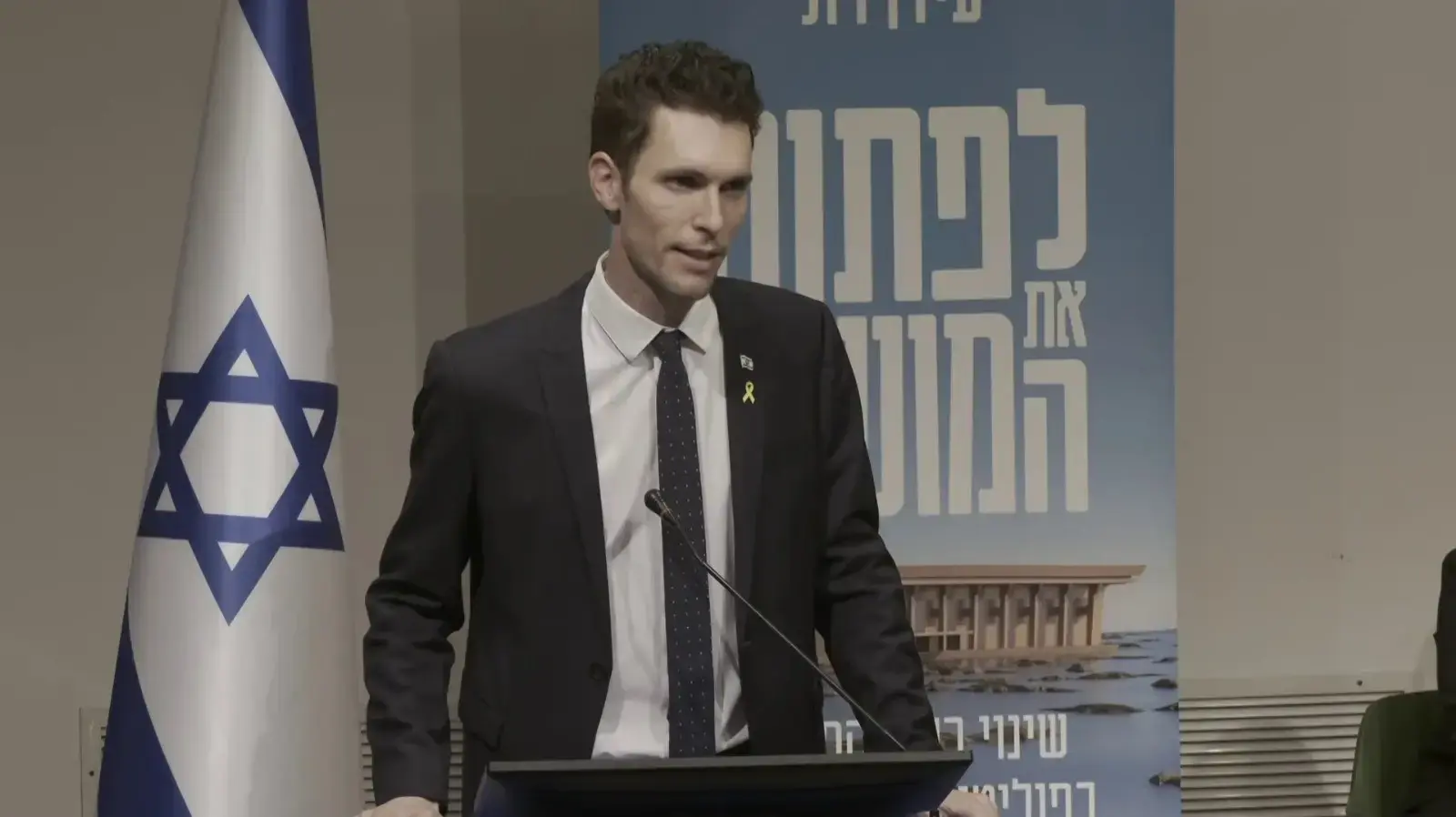 ח"כ עידן רול בהשקת ספרו הראשון "לפתוח את המועדון", 12 בינואר 2025 ח"כ עידן רול בהשקת ספרו הראשון "לפתוח את המועדון", 12 בינואר 2025