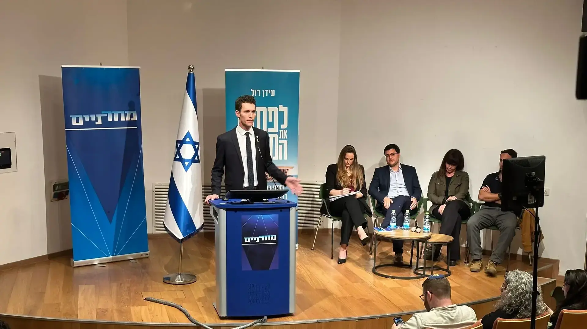עידן רול בהשקת ספרו הראשון "לפתוח את המועדון", 12 בינואר 2025 עידן רול בהשקת ספרו הראשון "לפתוח את המועדון", 12 בינואר 2025