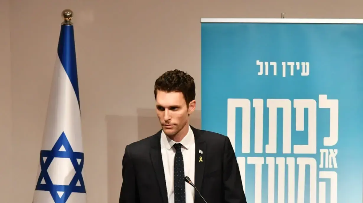 עידן רול בהשקת ספרו הראשון "לפתוח את המועדון", 12 בינואר 2025
