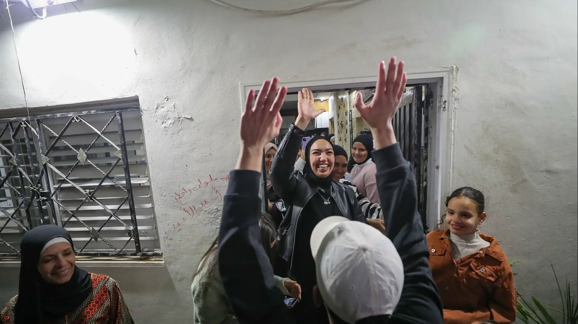האסיר הפלסטיני מחמד אל-עוואר מגיע לביתו לאחר ששוחרר במסגרת עסקה להחזרת חטופים, סילוואן, 26 בנובמבר 2023 האסיר הפלסטיני מחמד אל-עוואר מגיע לביתו לאחר ששוחרר במסגרת עסקה להחזרת חטופים, סילוואן, 26 בנובמבר 2023