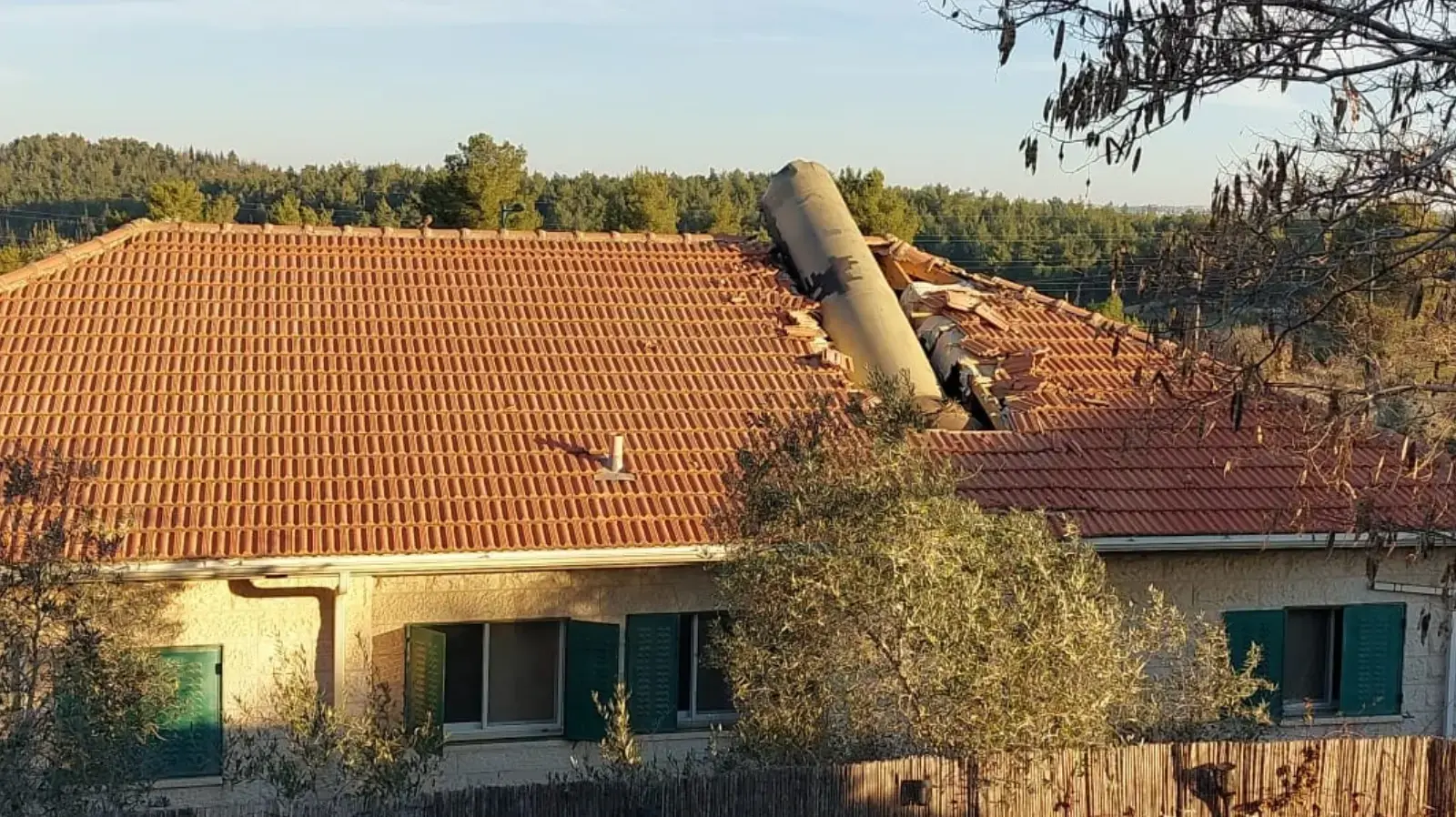 שברי יירוט של הטיל מתימן נראו , צור הדסה בירושלים , 14 בינואר 2025