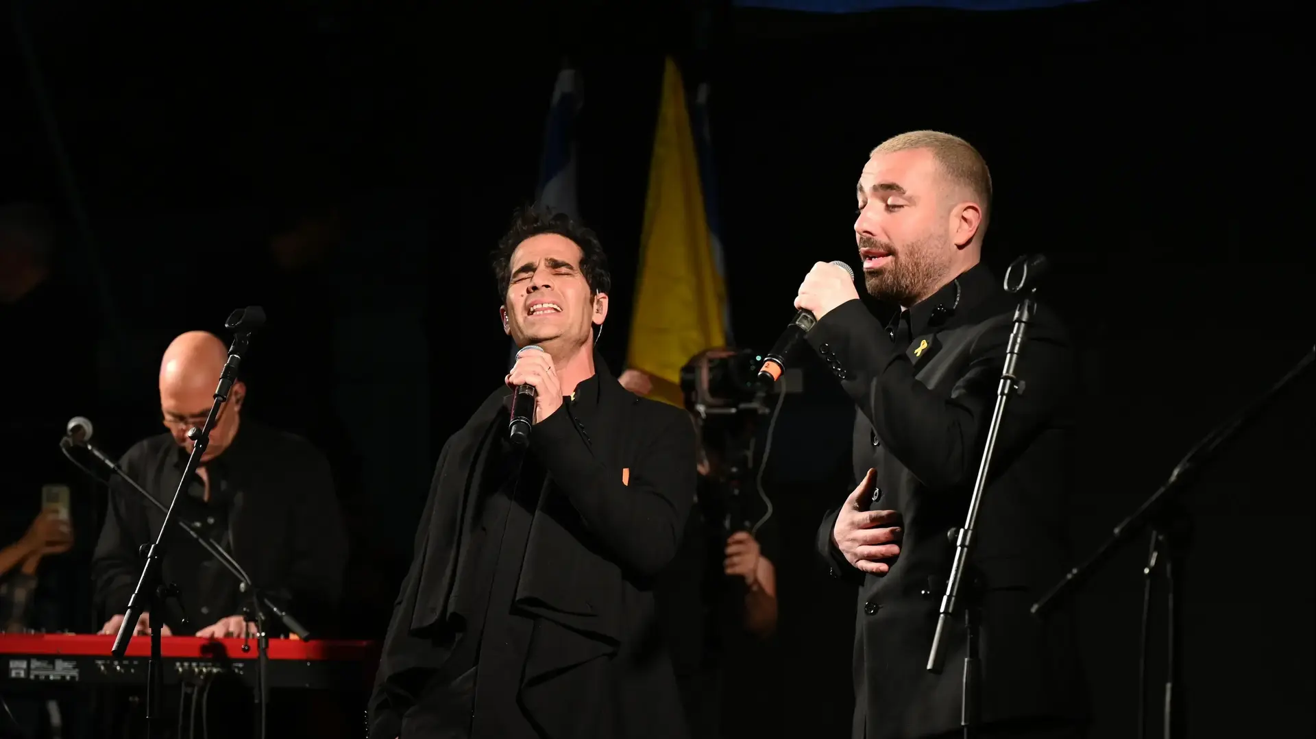 עומר אדם ואביב גפן שרים בכיכר החטופים. 14 בינואר 2025 עומר אדם ואביב גפן שרים בכיכר החטופים. 14 בינואר 2025