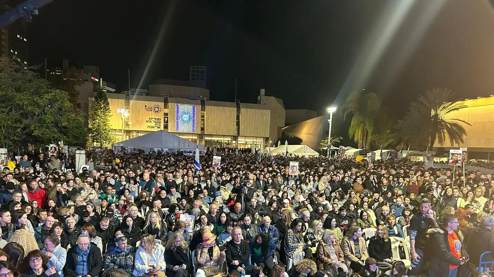 שרים לשובם, כיכר החטופים ברקי הדיווחים על עסקת חטופים. 14 בינואר 2025 שרים לשובם, כיכר החטופים ברקי הדיווחים על עסקת חטופים. 14 בינואר 2025