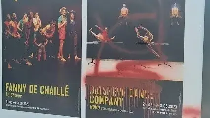 מודעה להופעה "מומו" של להקת המחול הישראלית בת שבע, שנקבעה לפריז והושחתה על ידי מפגינים פרו פלסטינים, יוני 2023